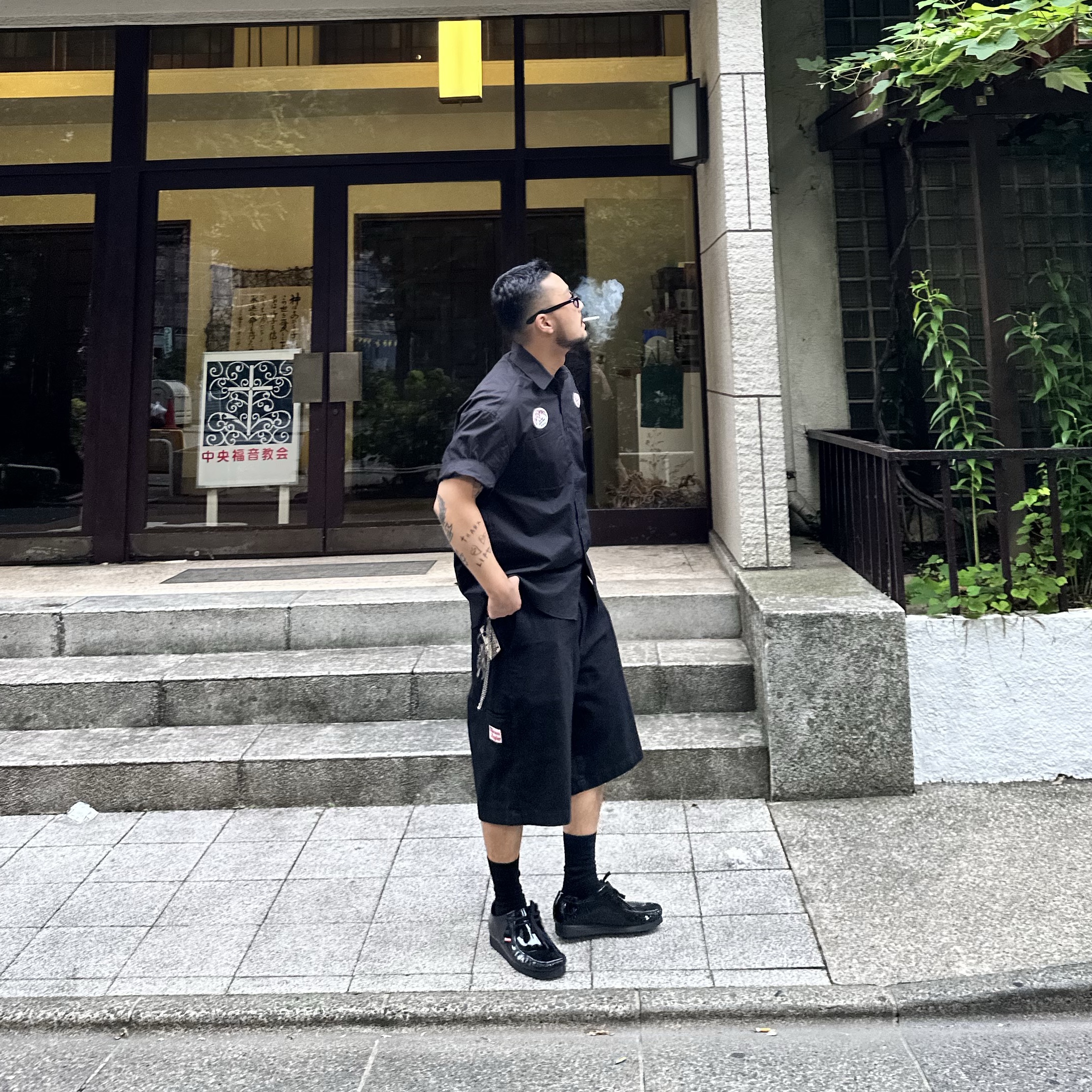 Clarks x Supreme Patent Leather Wallabee Black 착용 스타일 - 2