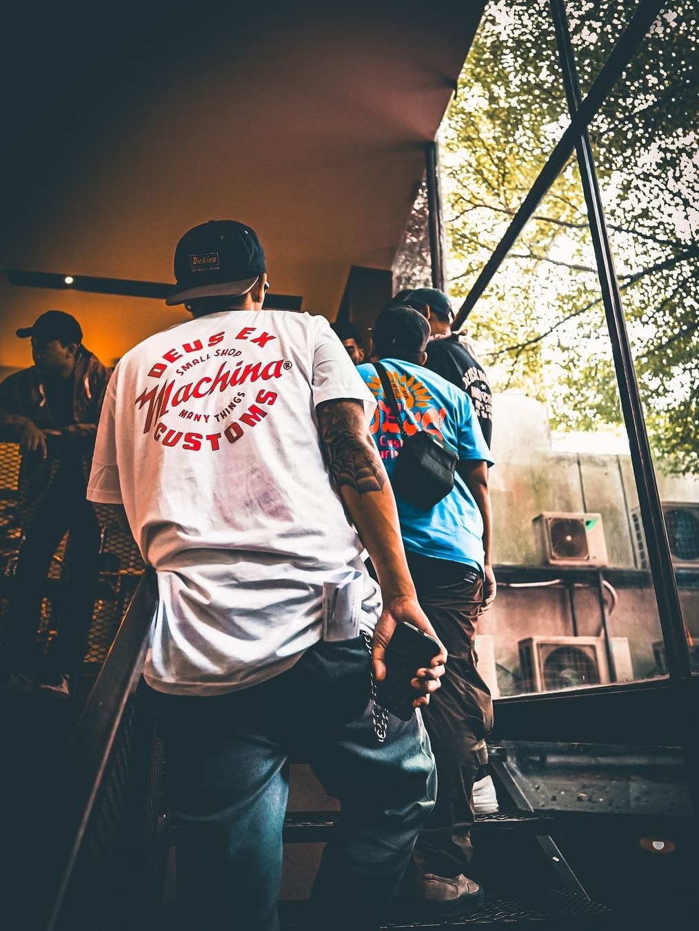 Deus Ex Machina Seoul College T-Shirt White, Helinox x Deus Ex Machina Busan Address T-Shirt White 착용 스타일 - 4