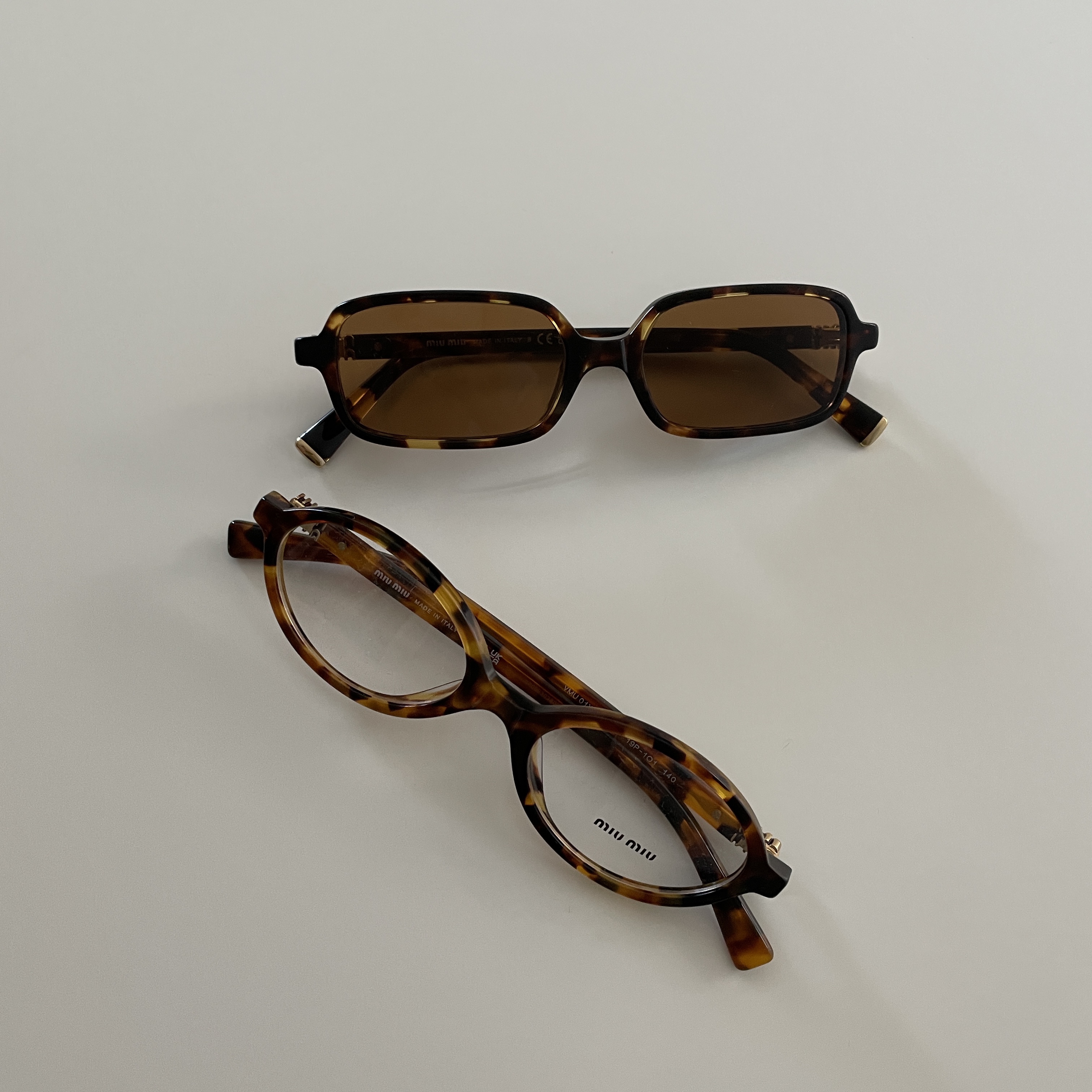 (W) Miu Miu Regard sunglasses Blue Lenses Honey Tortoiseshell Acetate Alternative fit, (W) Miu Miu Regard Sunglasses Camel Beige Lenses Honey Tortoiseshell Acetate Standard fit 착용 스타일 - 2