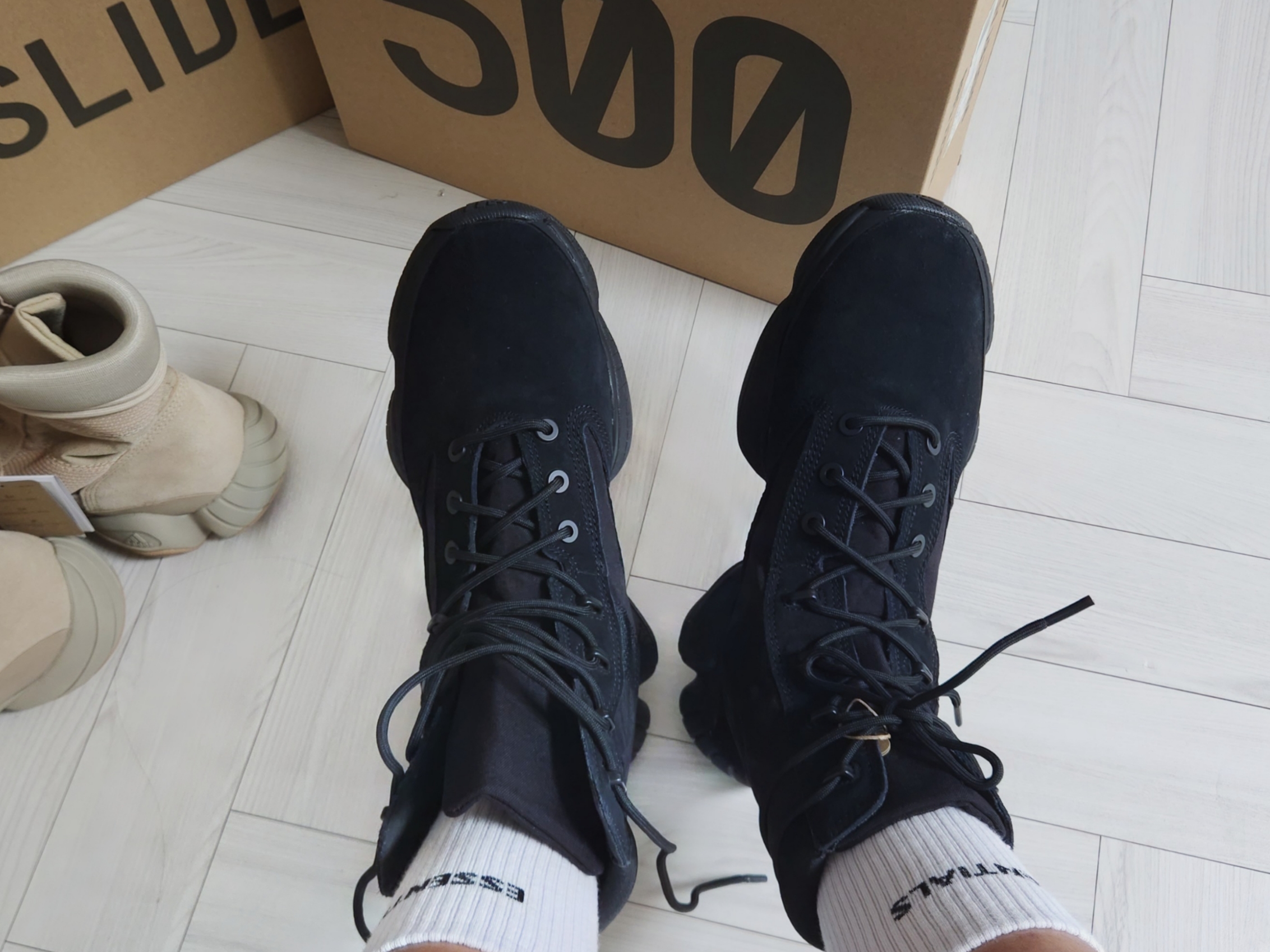 Adidas Yeezy 500 High Tactical Utility Black 착용 스타일 - 6