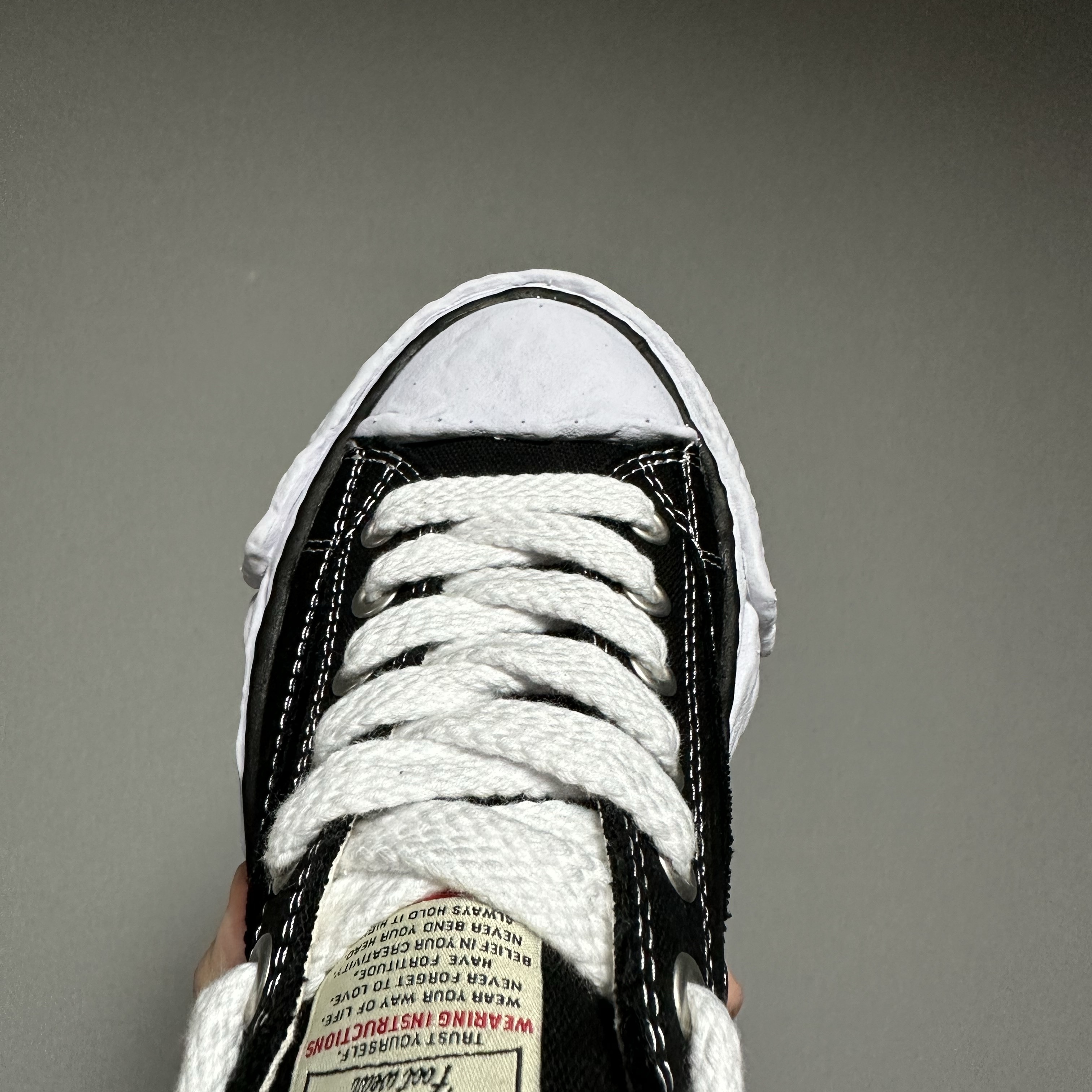 Maison Mihara Yasuhiro Peterson23 OG Sole Canvas Low-top Sneakers Black 착용 스타일 - 3