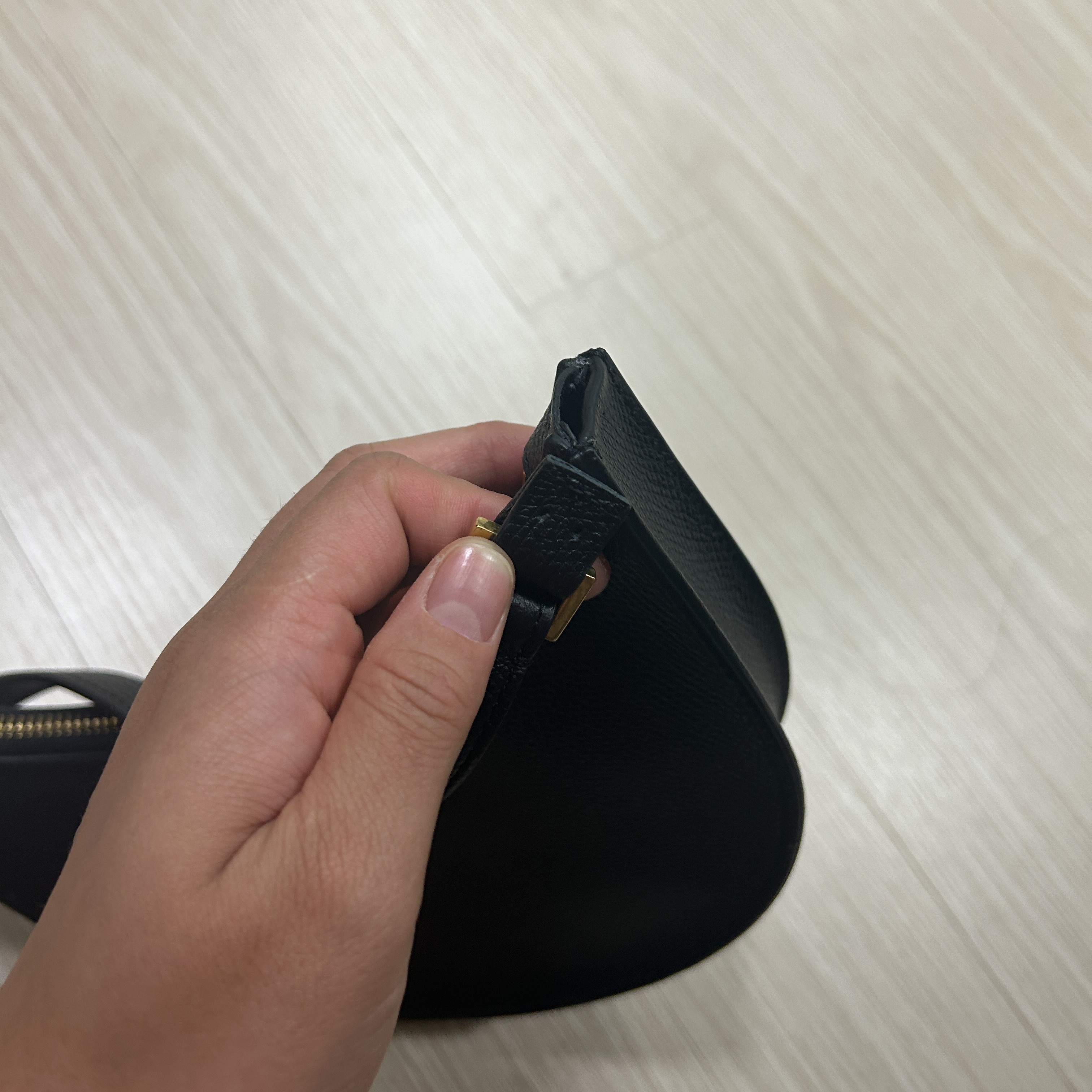 Valentino Mini Vlogo Signature Grainy Calfskin Hobo Bag Black 착용 스타일