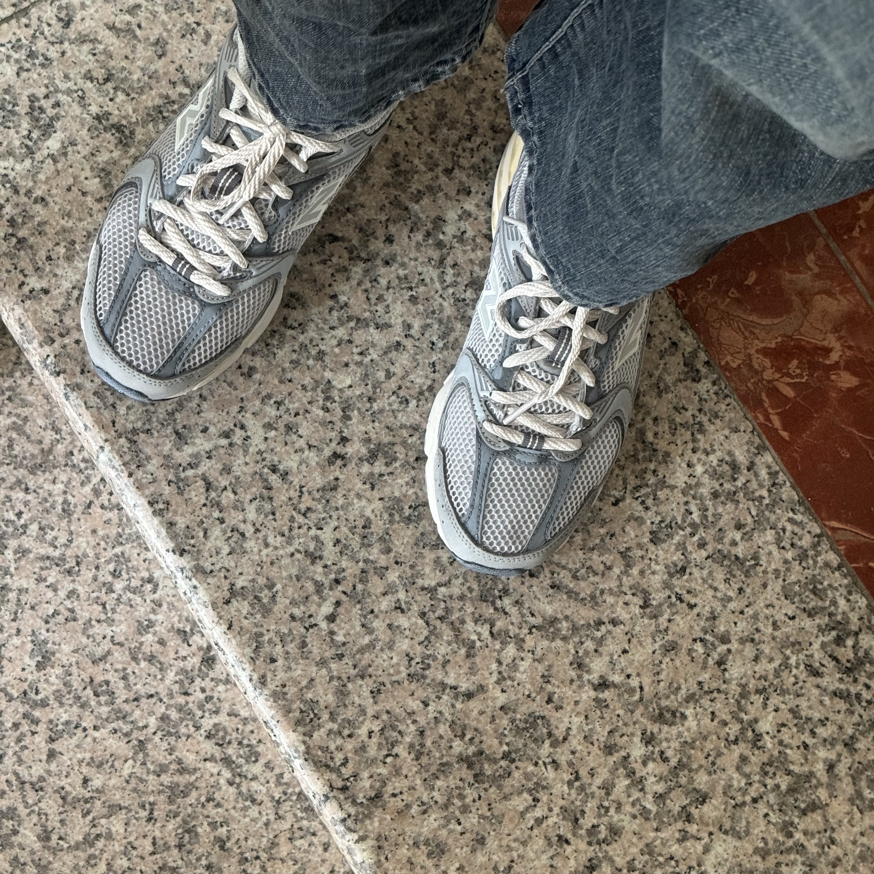 New Balance 530 Premium Vintage Grey Matter 착용 스타일