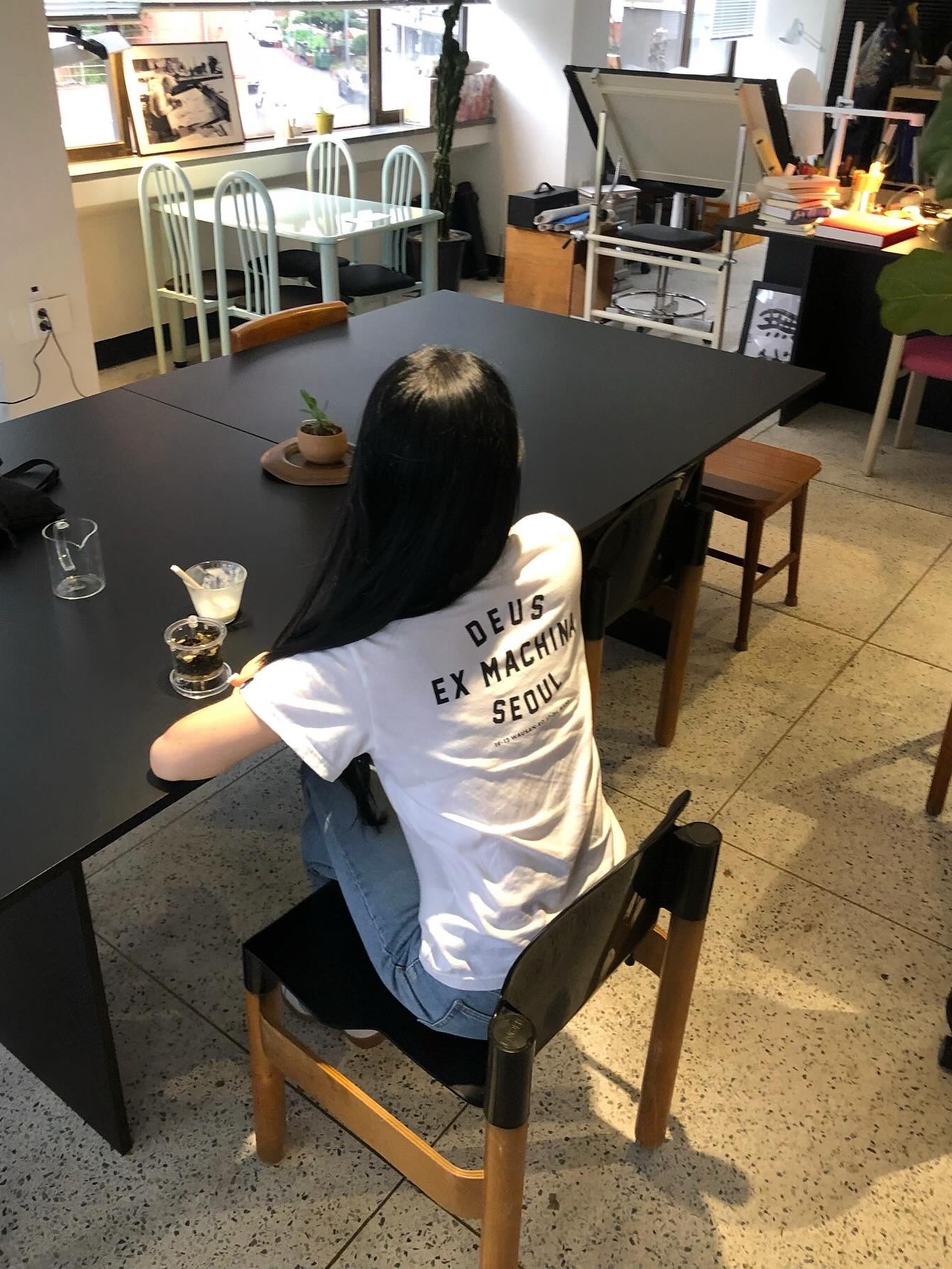Deus Ex Machina Seoul College T-Shirt White 착용 스타일 - 2