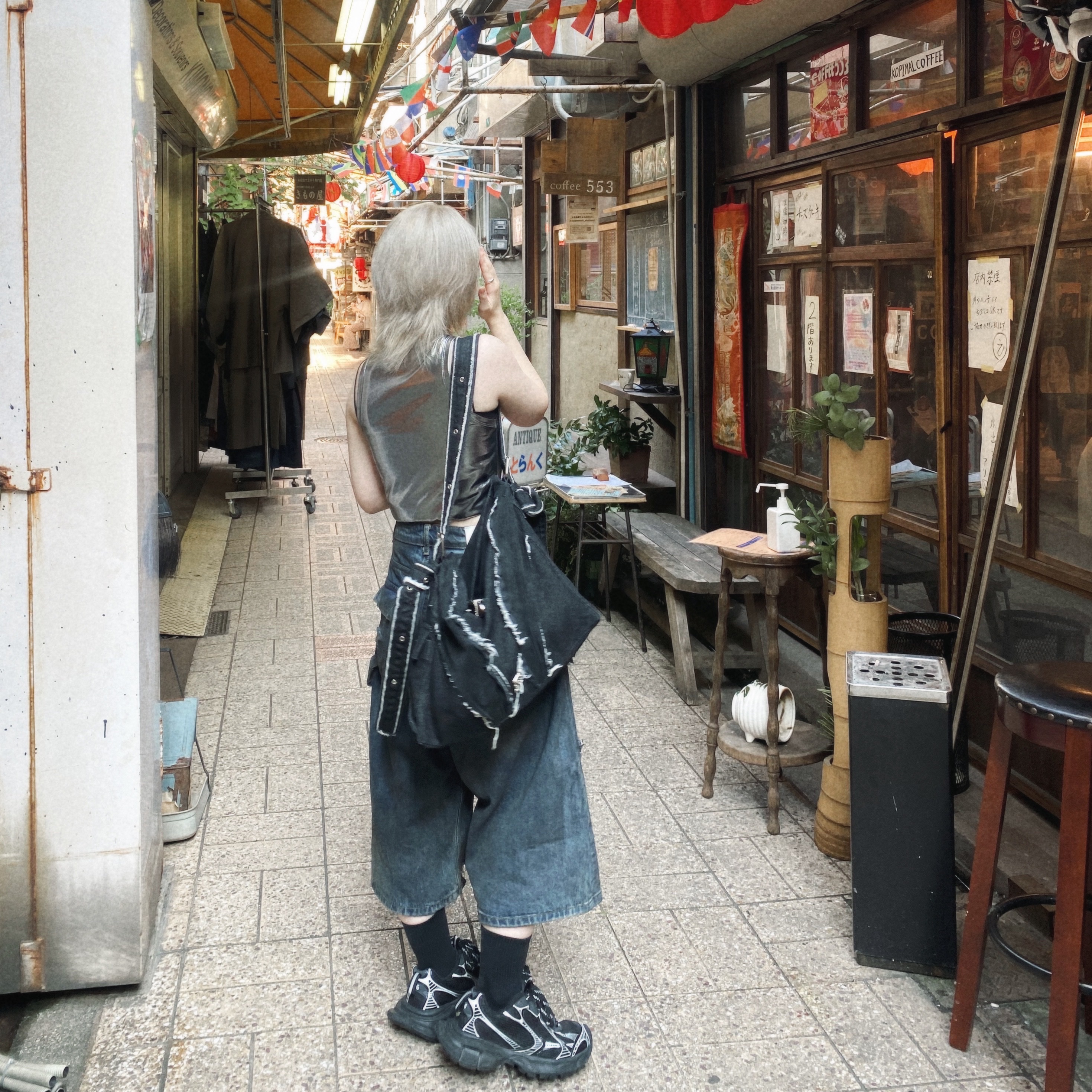 (W) Diesel T-Lynys Metallic Stretch Fabric Tank Top Silver, Balenciaga 3XL Sneakers Black White 착용 스타일 - 2
