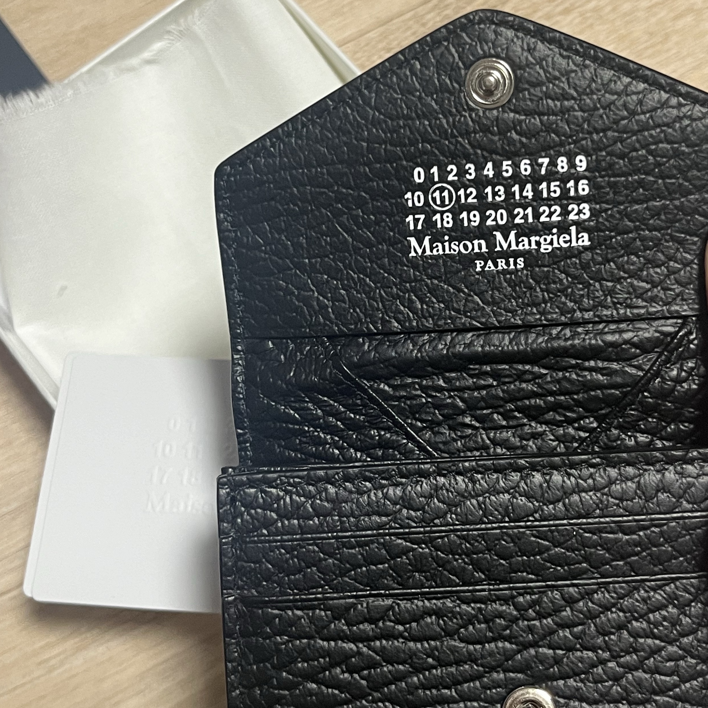 Maison Margiela Accordian Grained Leather Wallet Black 착용 스타일 - 2