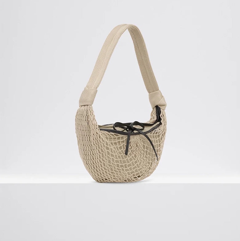 Lemaire Croissant Filt Bag Polyester Net Light Beige 착용 스타일 - 2
