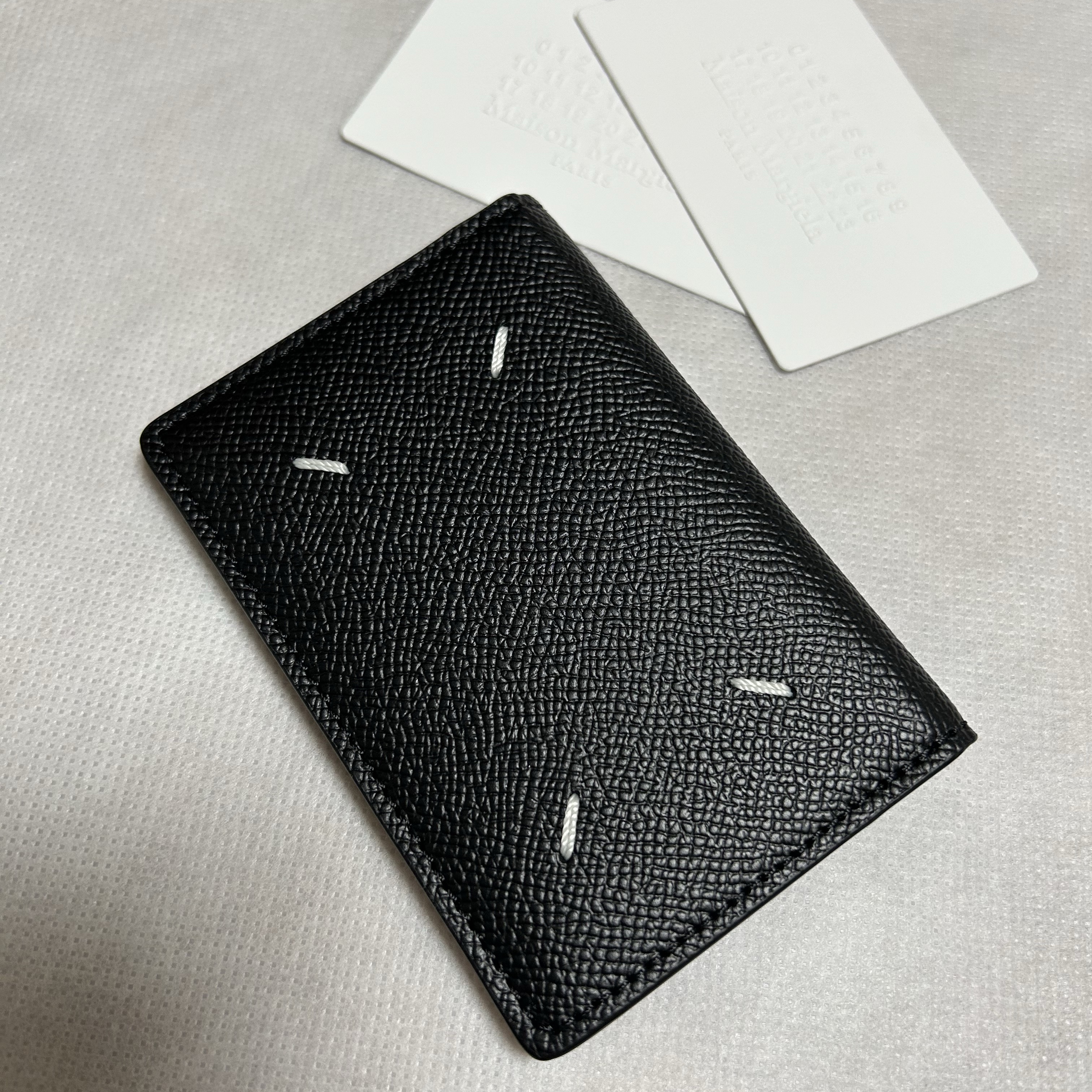 Maison Margiela Leather Bi-Fold Card Holder Black 착용 스타일 - 2