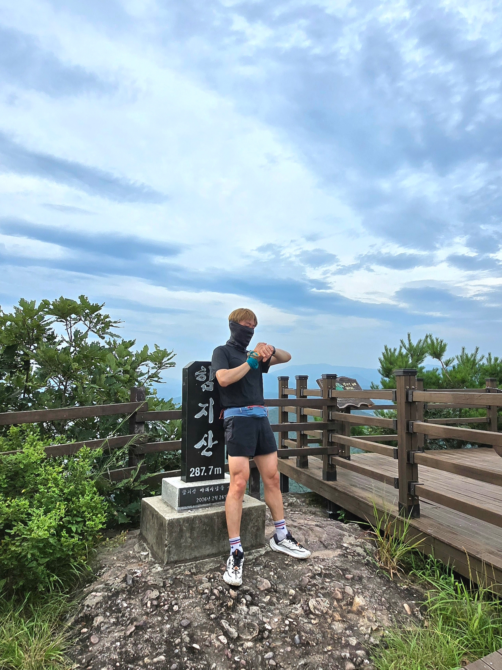 Nike Pro Dri-Fit Shorts Black - Asia, Nike ACG Mountain Fly 2 Low Summit White and Bright Mandarin 착용 스타일 - 1