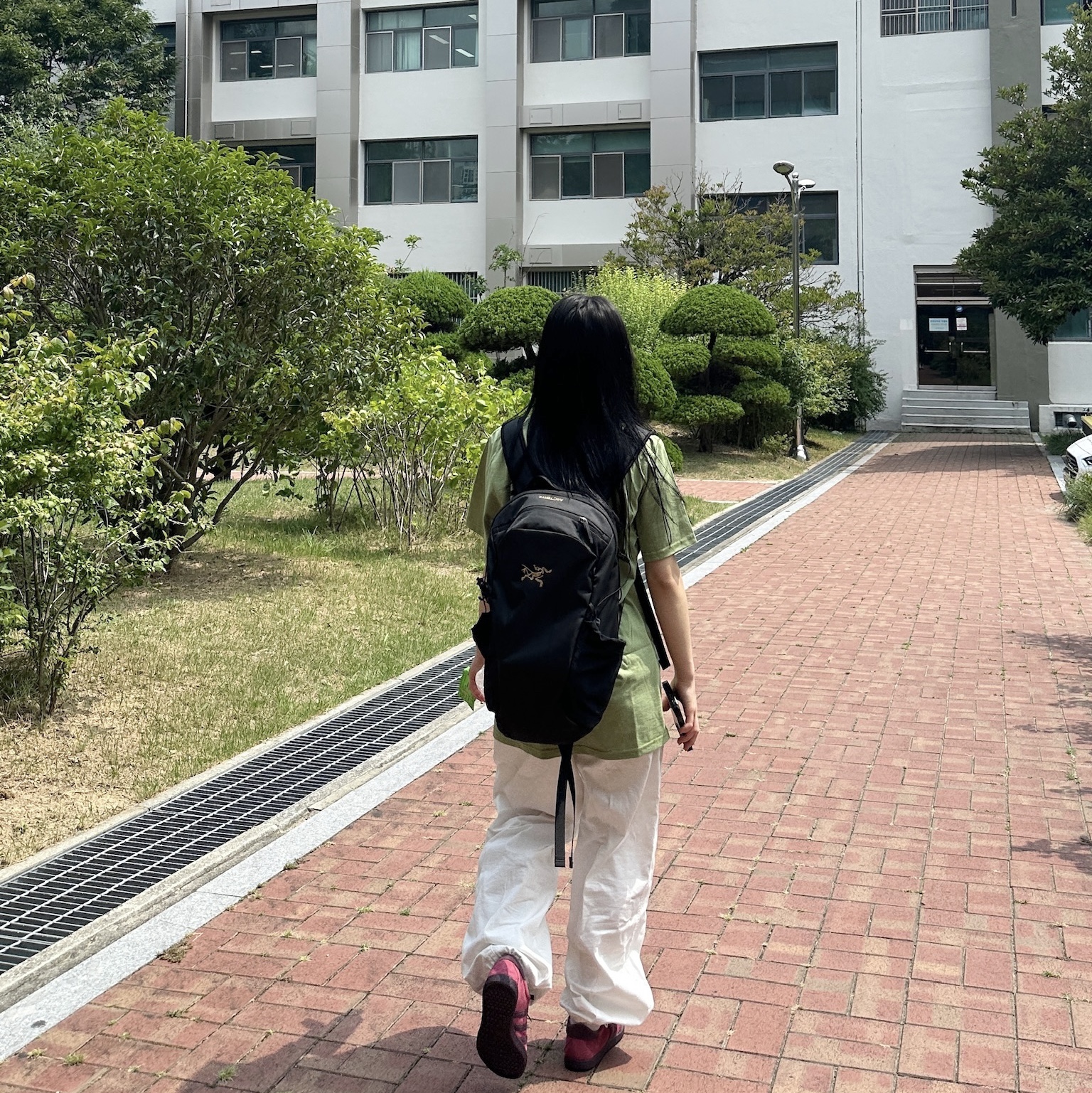 Stussy Basic Stussy T-Shirt Moss 2023, Arc'teryx Mantis 16 Backpack Black 착용 스타일 - 1