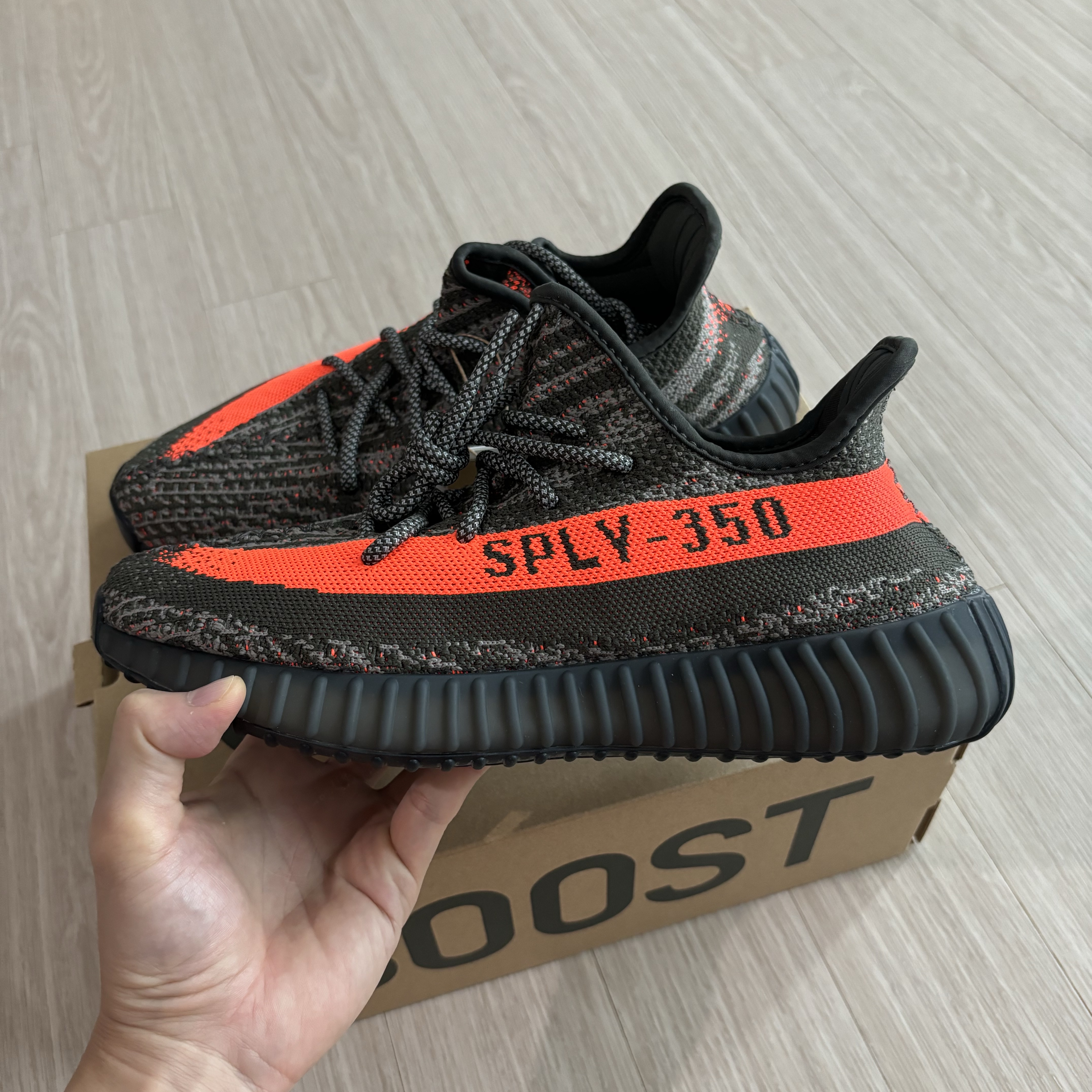 Adidas Yeezy Boost 350 V2 Carbon Beluga 착용 스타일 - 3