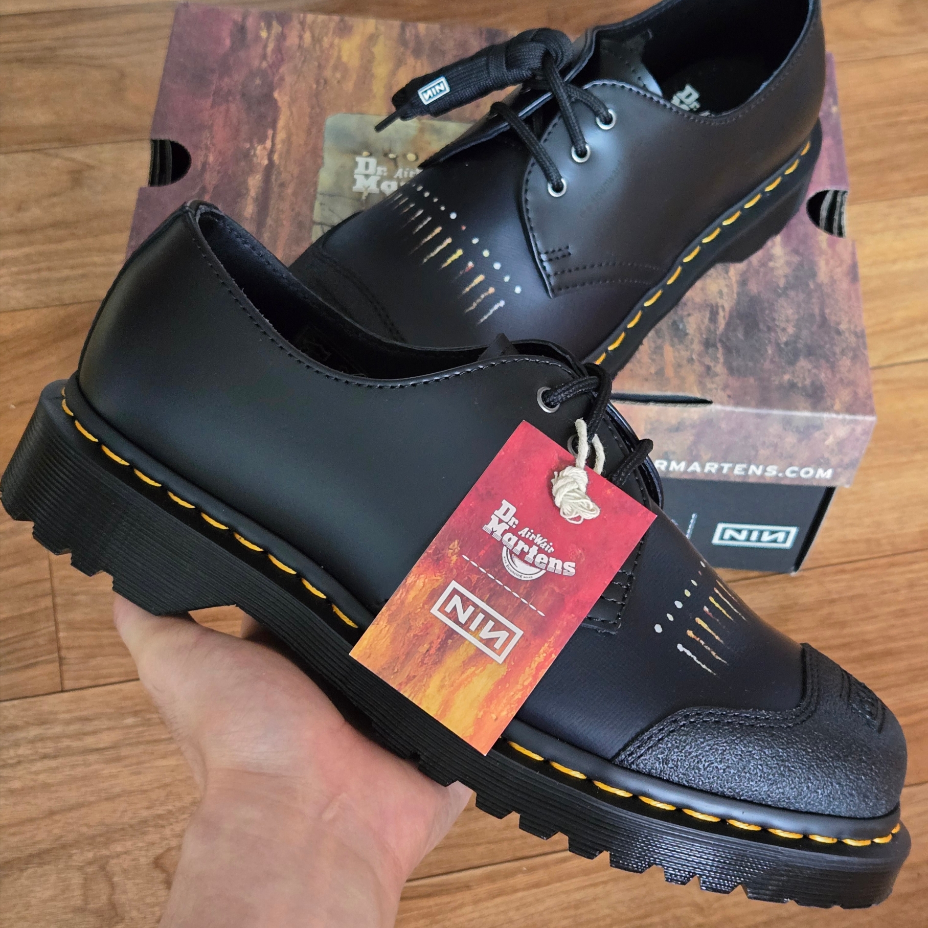 Dr. Martens 1461 Nine Inch Nails Leather Oxford Shoes Black 착용 스타일 - 2