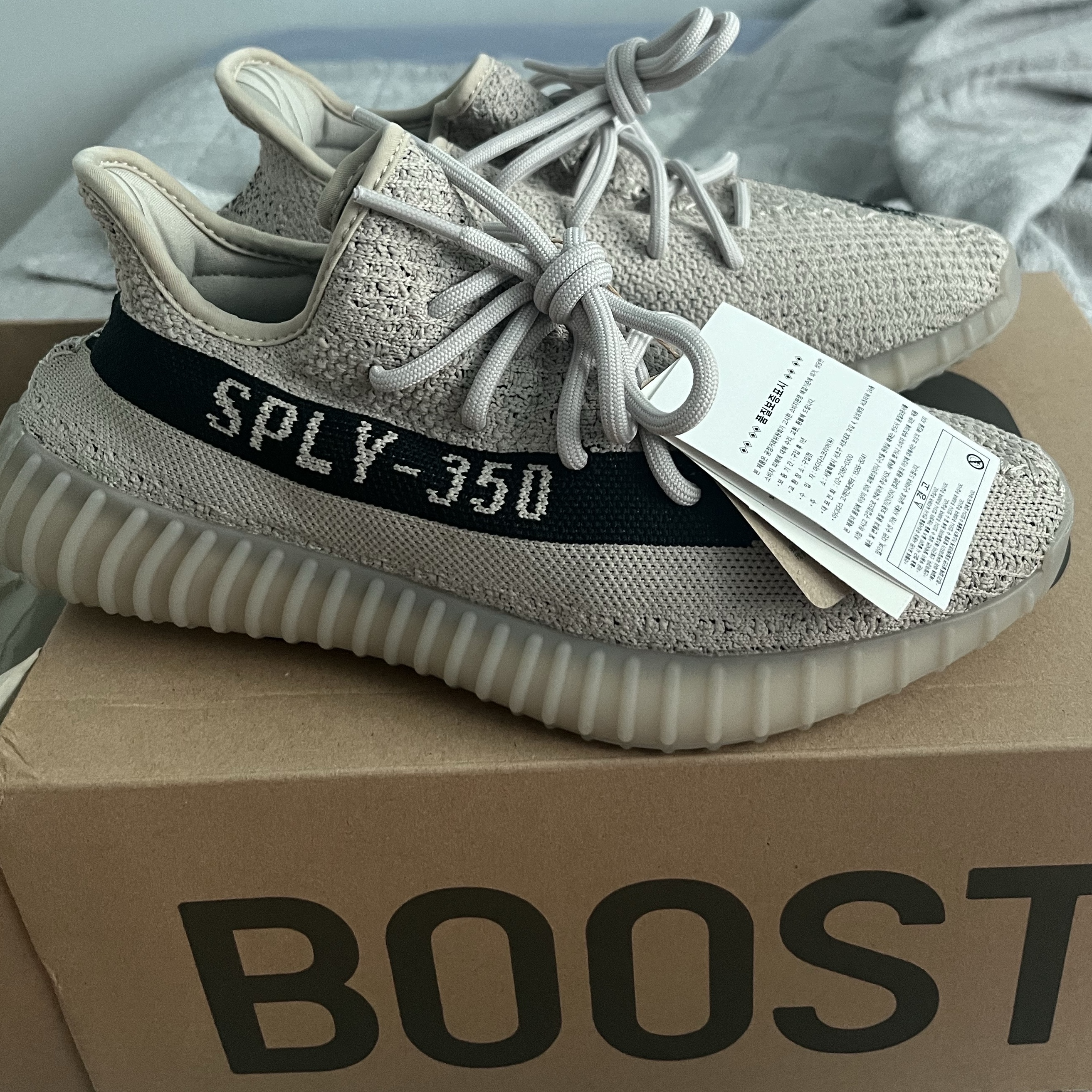 Adidas Yeezy Boost 350 V2 Slate Core Black 2022/2023 착용 스타일 - 1