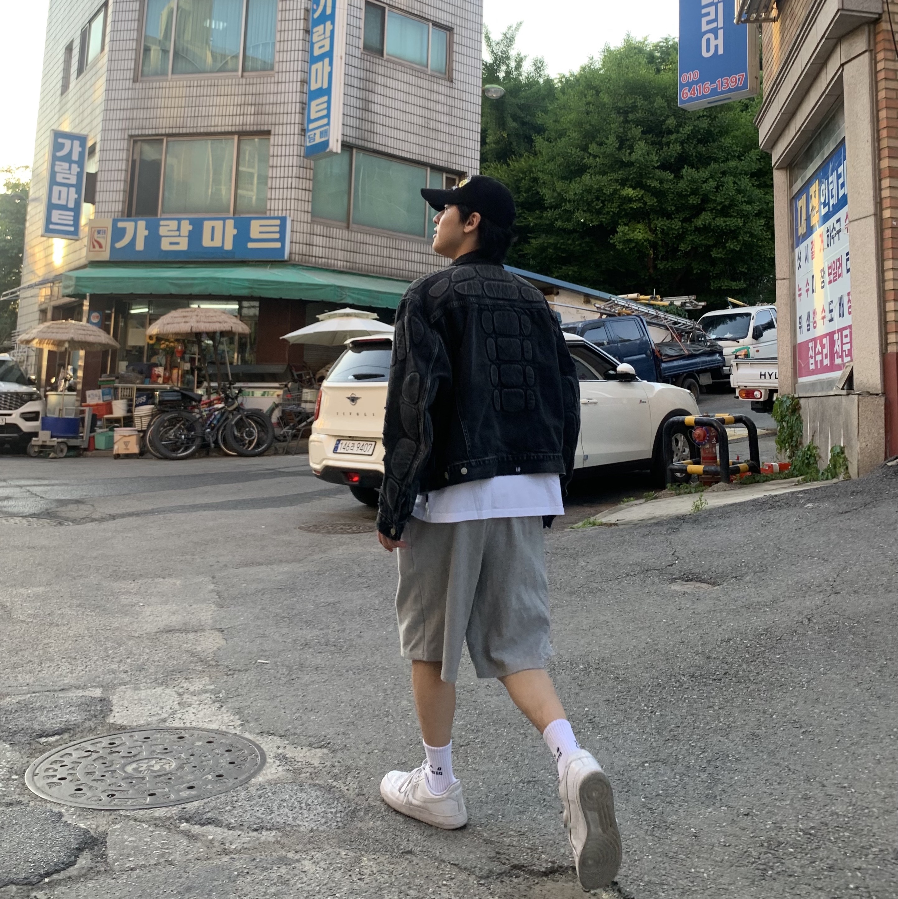 Yeezy Gap Engineered By Balenciaga Padded Denim Jacket Blue, The Museum Visitor x Jon Burgerman Pinky Winky & Charlie Ball Cap Black 착용 스타일