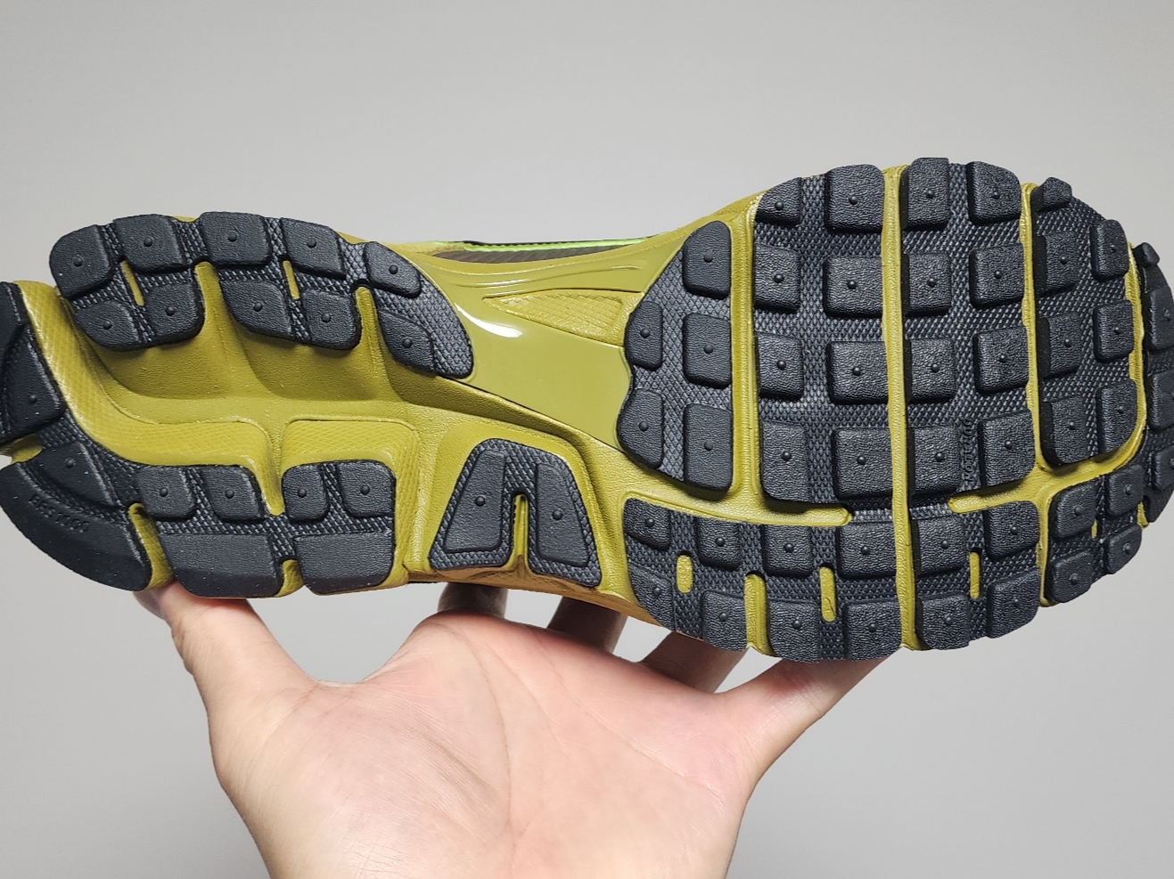 Nike Zoom Vomero 5 SP Pacific Moss Pear 착용 스타일
