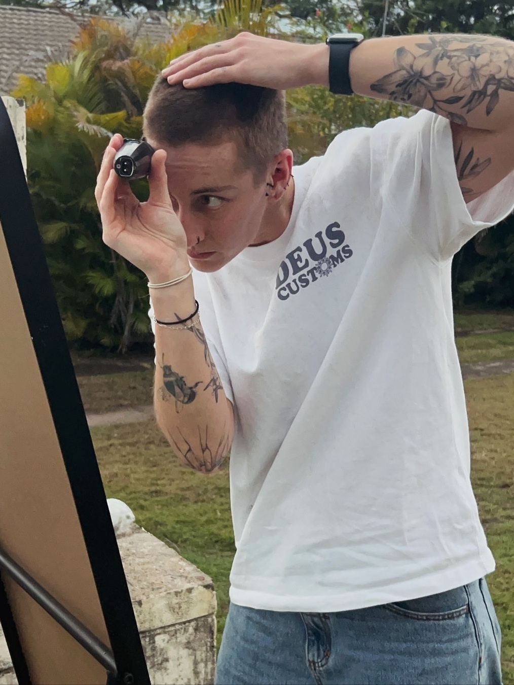 Deus Ex Machina Seoul College T-Shirt White, Helinox x Deus Ex Machina Busan Address T-Shirt White 착용 스타일 - 2