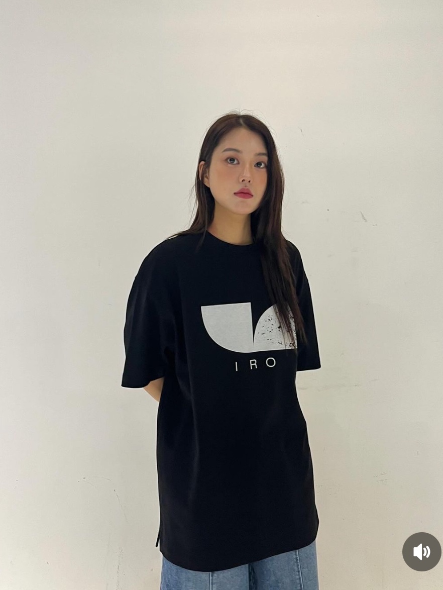 Iro Madeleine Logo Semi Over Cotton T-Shirt Black 착용 스타일 - 2