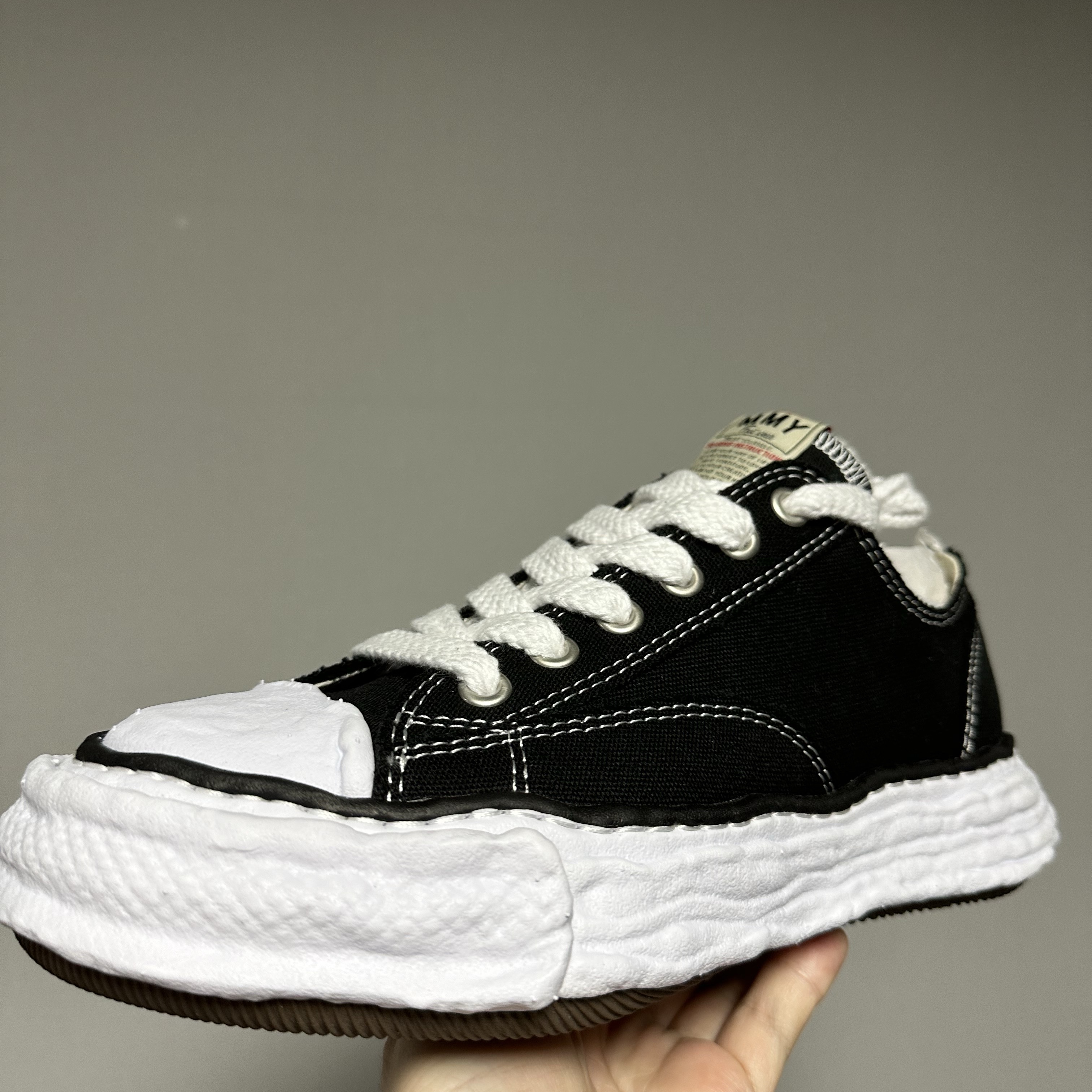 Maison Mihara Yasuhiro Peterson23 OG Sole Canvas Low-top Sneakers Black 착용 스타일 - 1