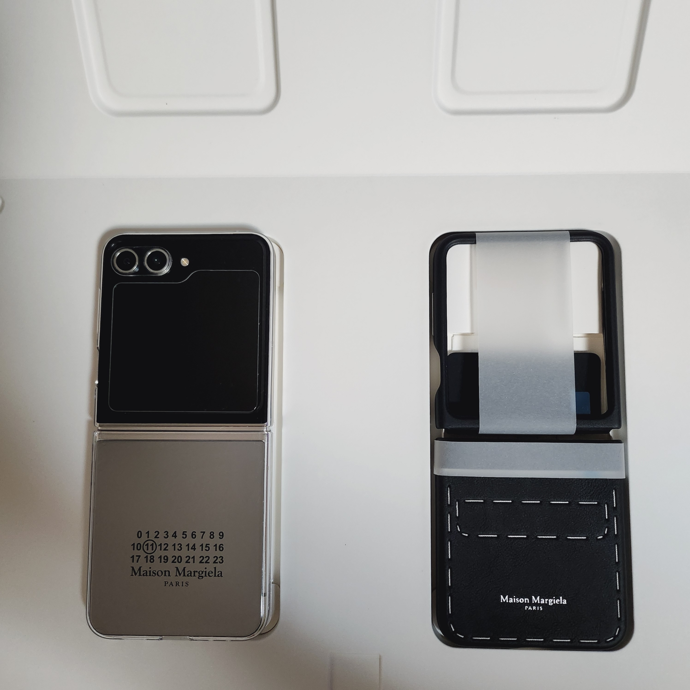 Samsung Galaxy Z Flip5 Maison Margiela Edition (Korean Ver.) 착용 스타일 - 1