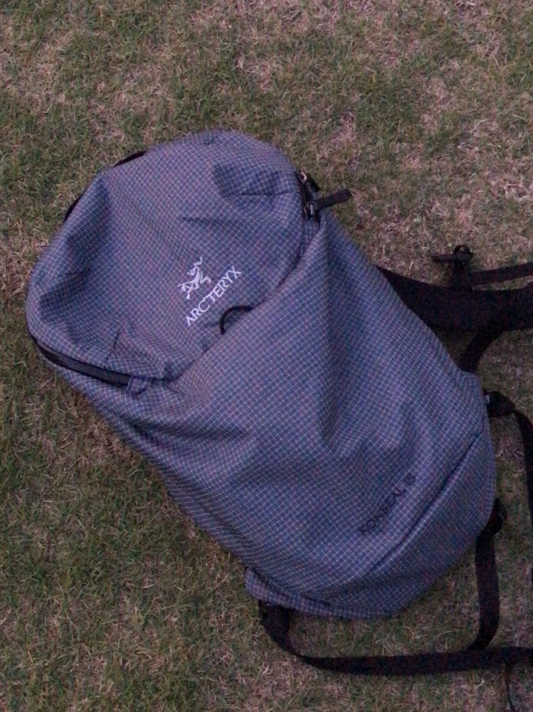 Arc'teryx Konseal 15 Backpack Neptune 착용 스타일 - 1