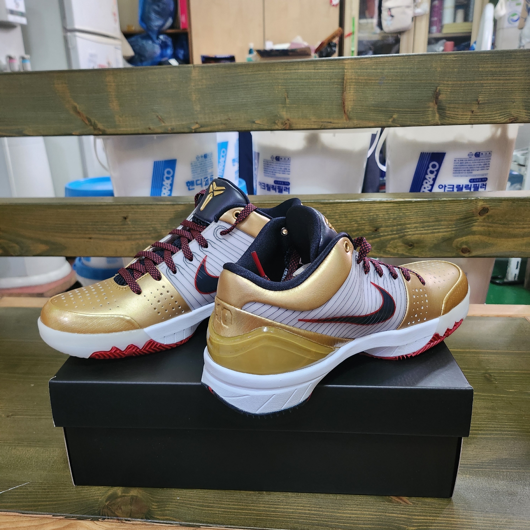 Nike Kobe 4 Protro Metallic Gold and Dark Obsidian 착용 스타일 - 3