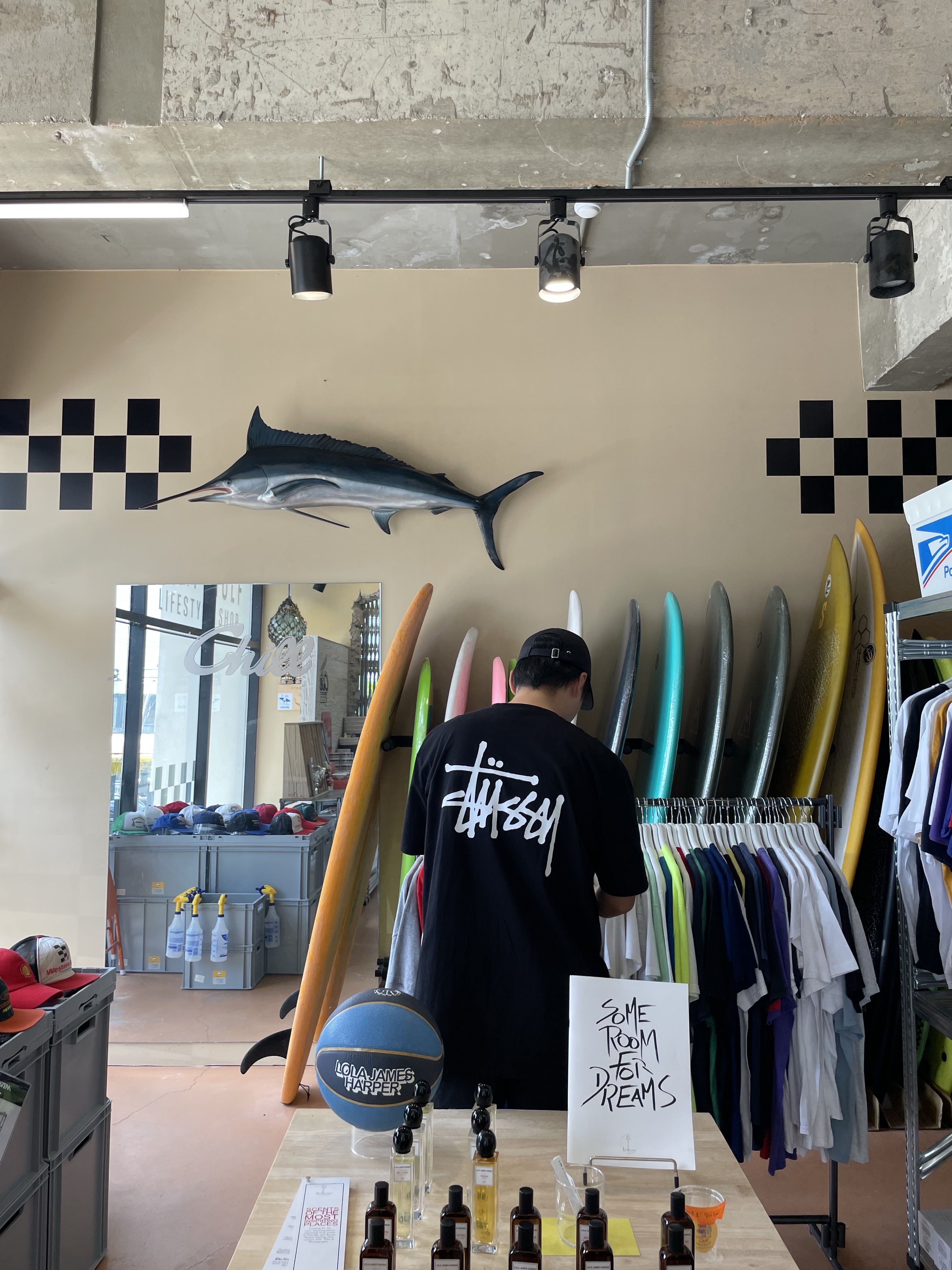 Stussy Basic Stussy T-Shirt Black 2024, 2025, Stussy Bio Washed Big Logo Low Pro Cap Charcoal 착용 스타일 - 1
