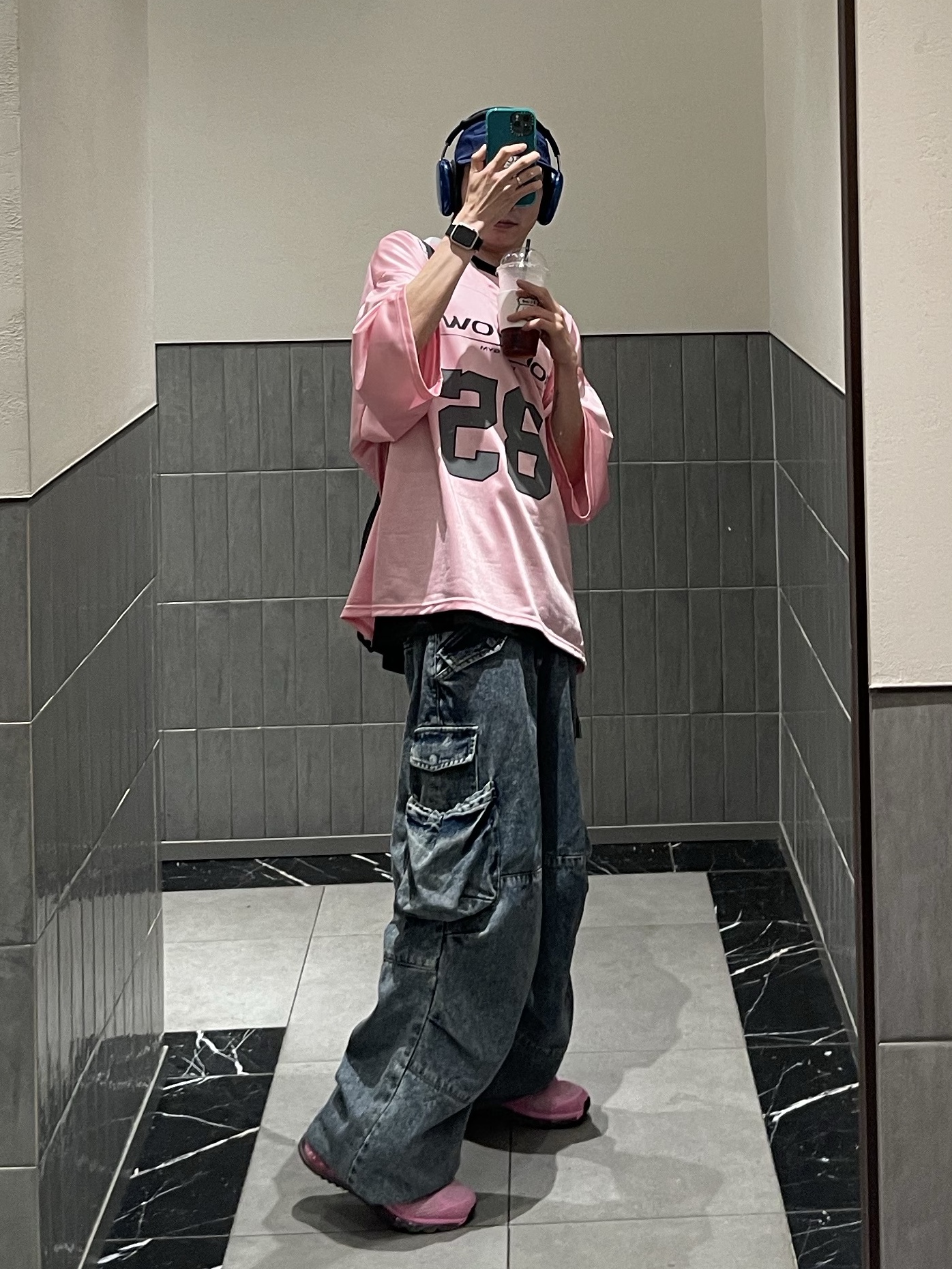 Nike x Stussy Air Max 2013 Psychic Pink, Apple Watch SE 40mm GPS Silver Aluminum Case with Sport Band Abyss Blue (Korean Ver.) 착용 스타일 - 2