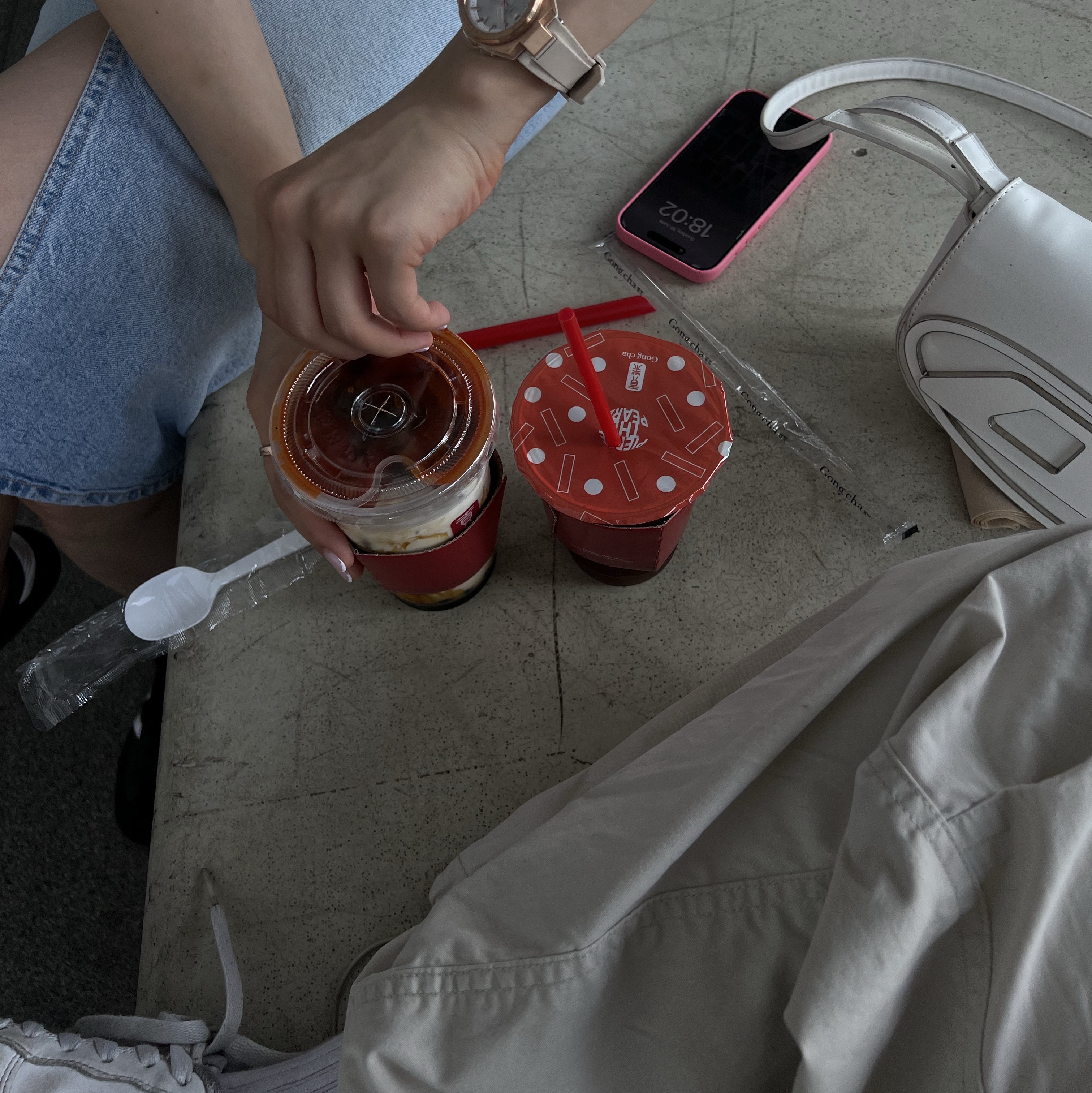 (W) Nike Air Force 1 '07 Low White, Diesel 1DR Shoulder Bag in Nappa Leather White 착용 스타일 - 4