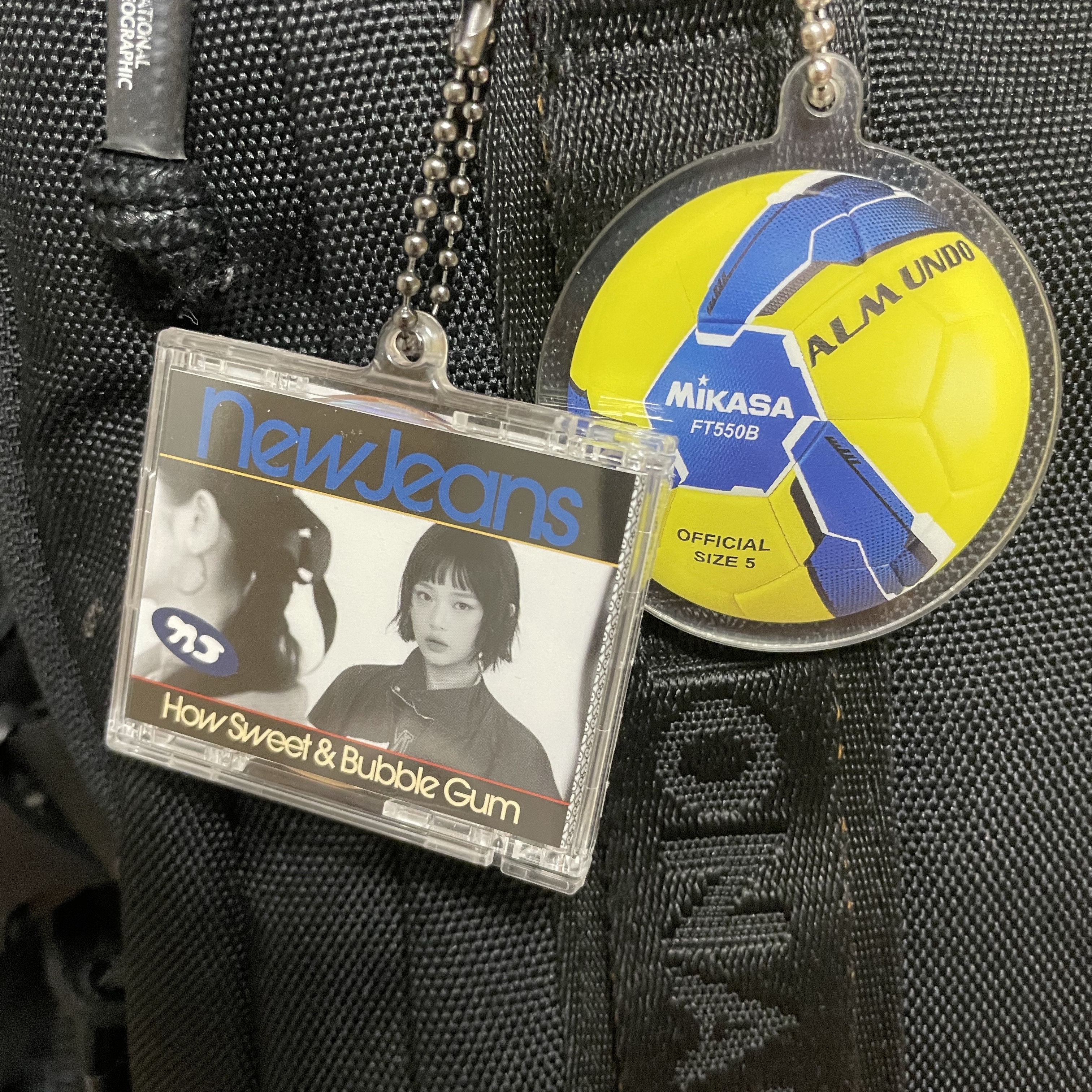 NewJeans How Sweet Mini CD Case Keyring Hanni 착용 스타일 - 2
