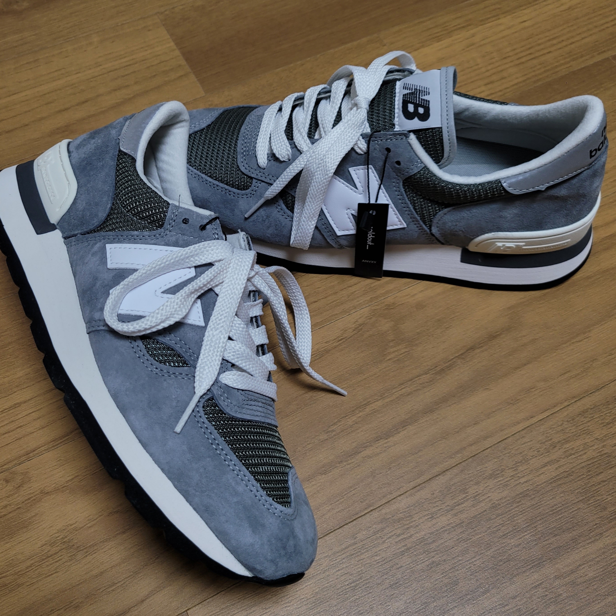 New Balance 990v1 Made in USA Grey White 착용 스타일 - 3