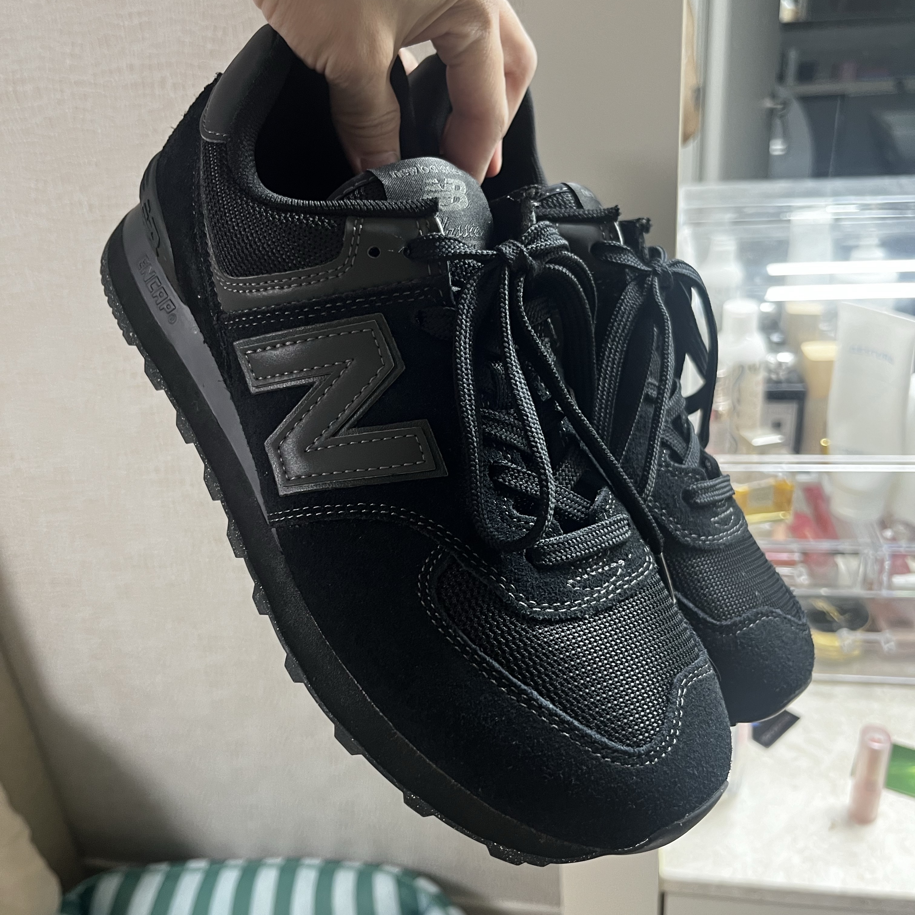 New Balance 574 Triple Black - D Standard 착용 스타일 - 1