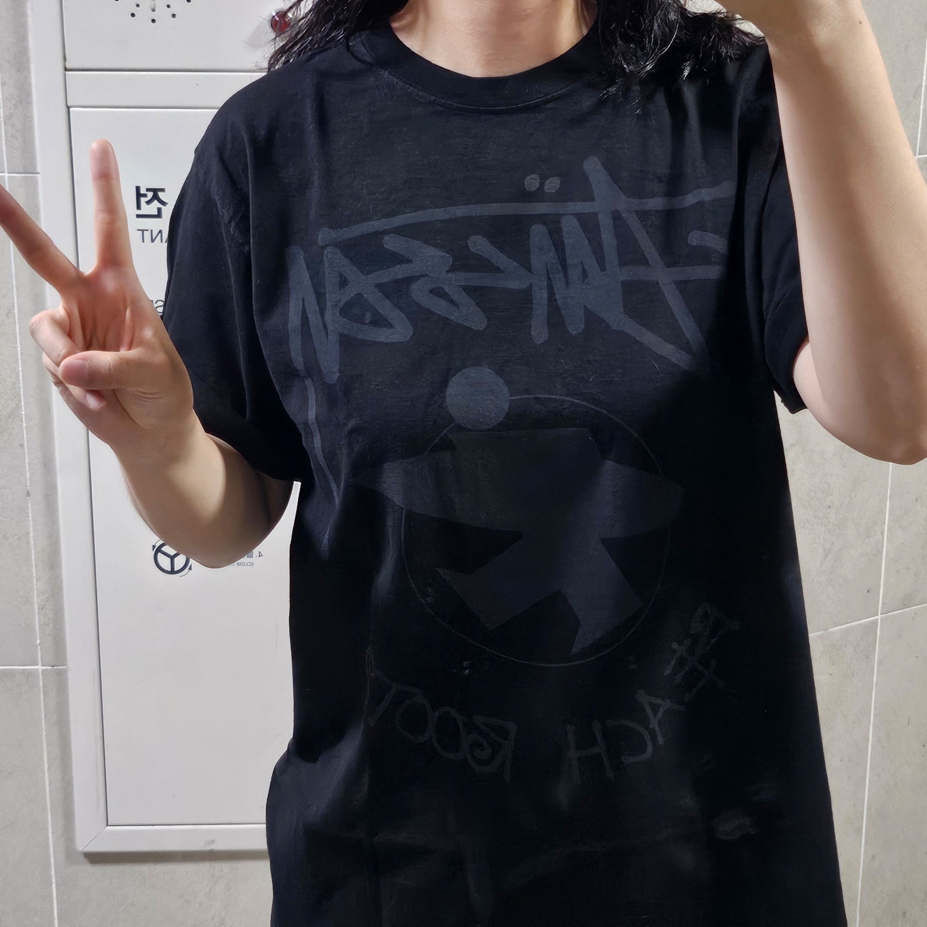 Stussy Beach Roots Pigment Dyed T-Shirt Black 착용 스타일