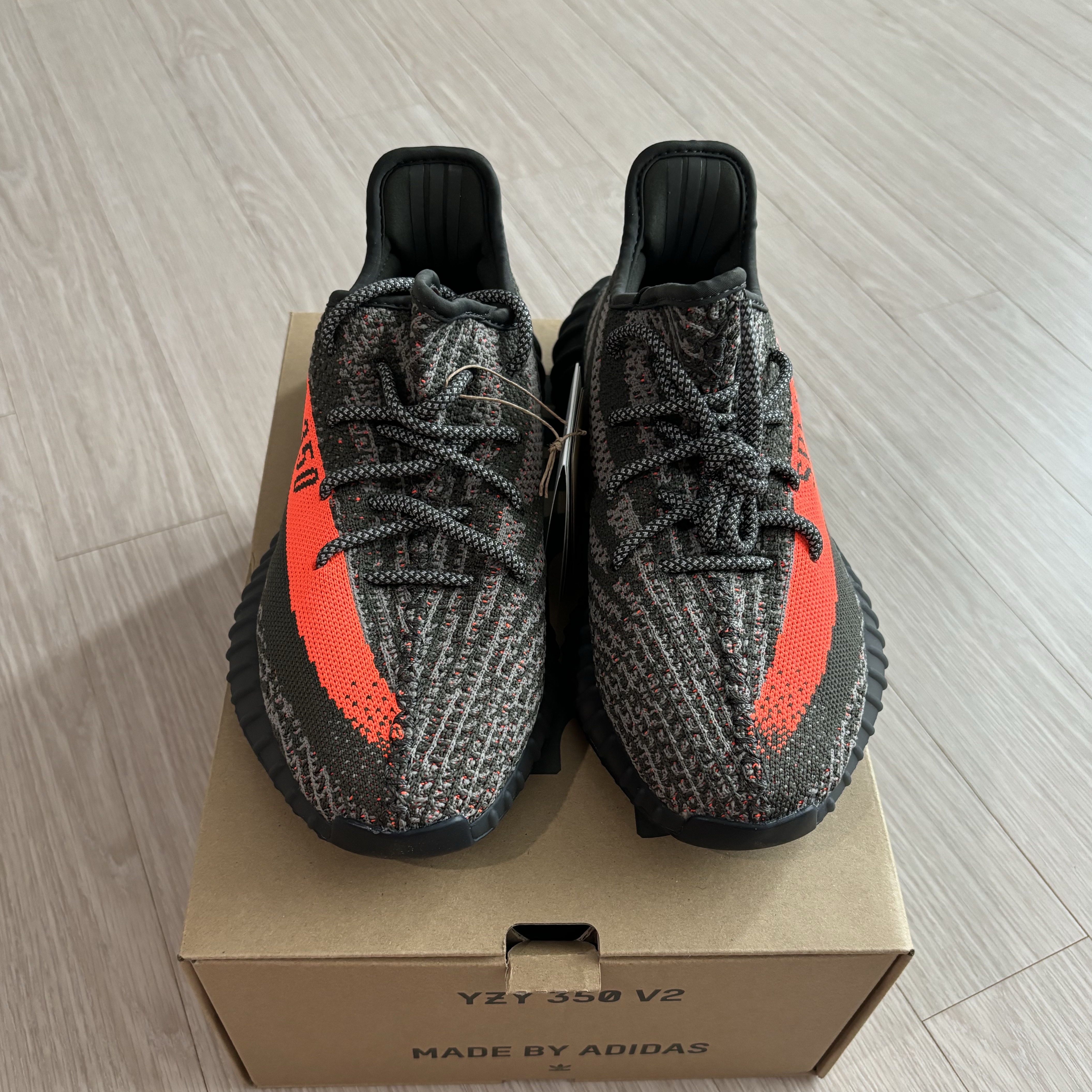 Adidas Yeezy Boost 350 V2 Carbon Beluga 착용 스타일 - 2