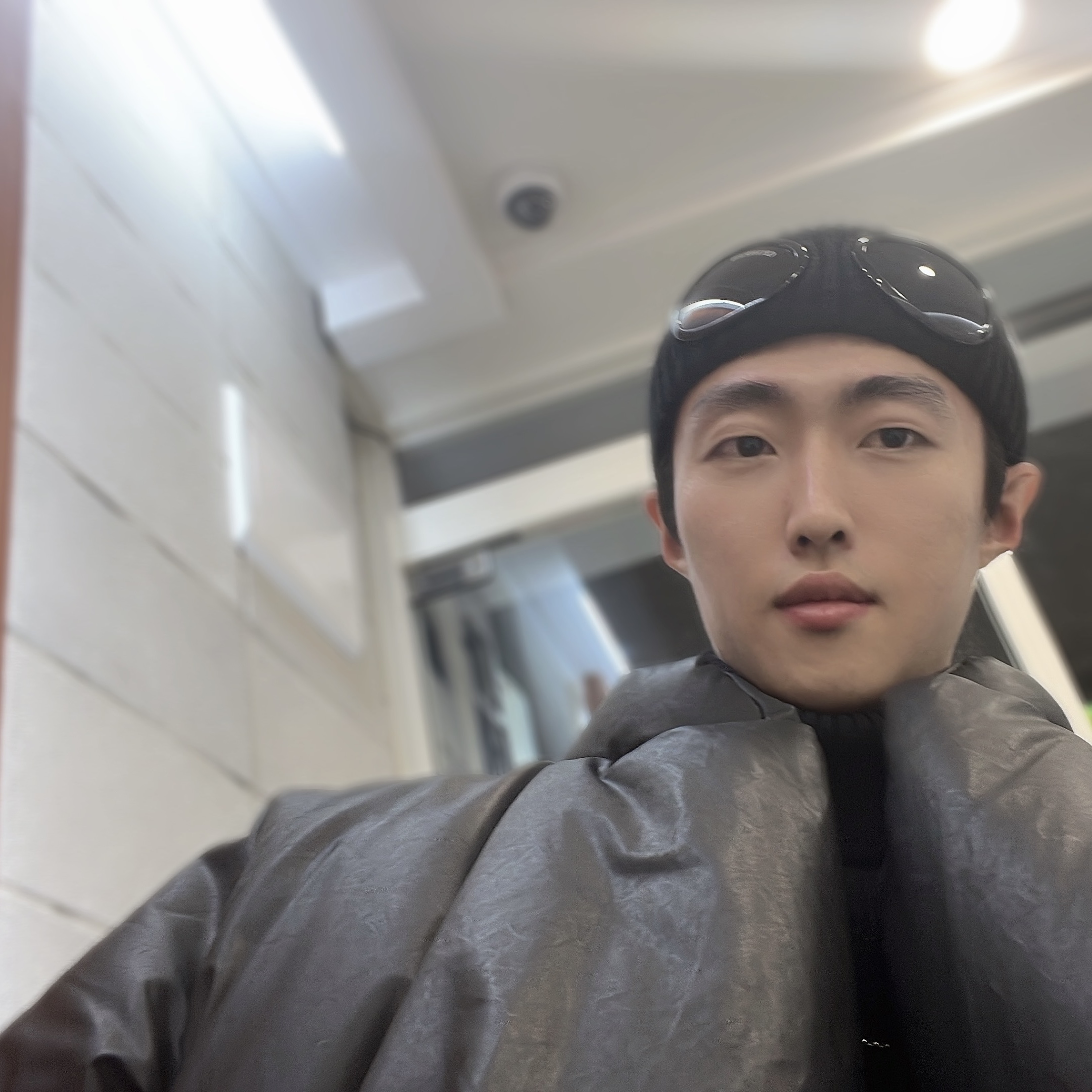 C.P. Company Extra Fine Merino Wool Goggle Beanie Black, Yeezy Gap Round Jacket Black 착용 스타일