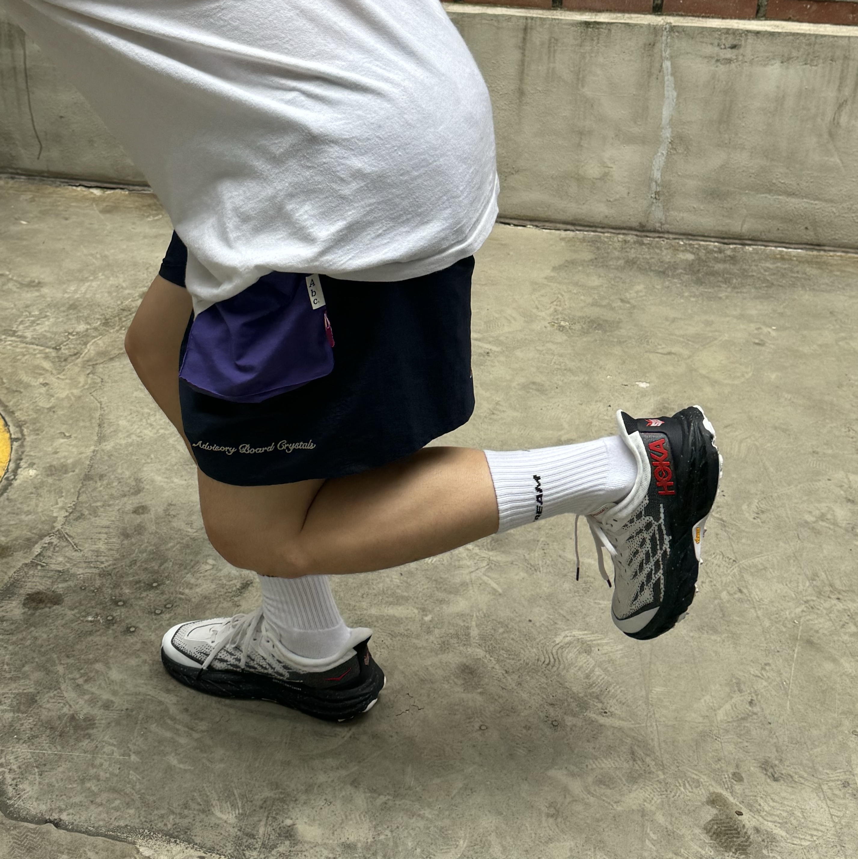 Hoka Speedgoat 5 White Black - 24FW, Advisory Board Crystals Camp Crystal Lake Swim Shorts Grey Purple 착용 스타일 - 2