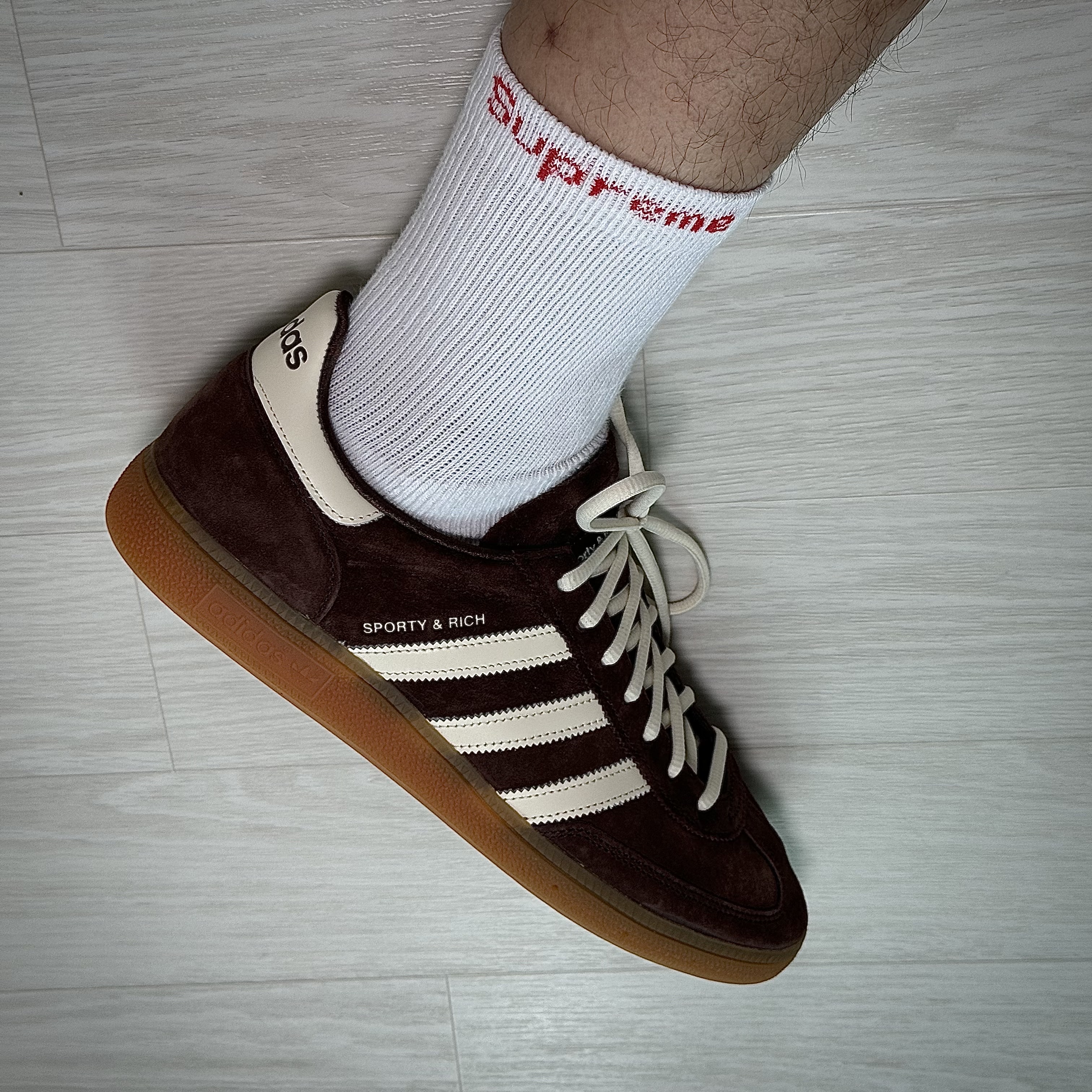 Adidas x Sporty & Rich Spezial Handball Auburn Cream White, Supreme Hanes Crew Socks White (4 Pack) 착용 스타일