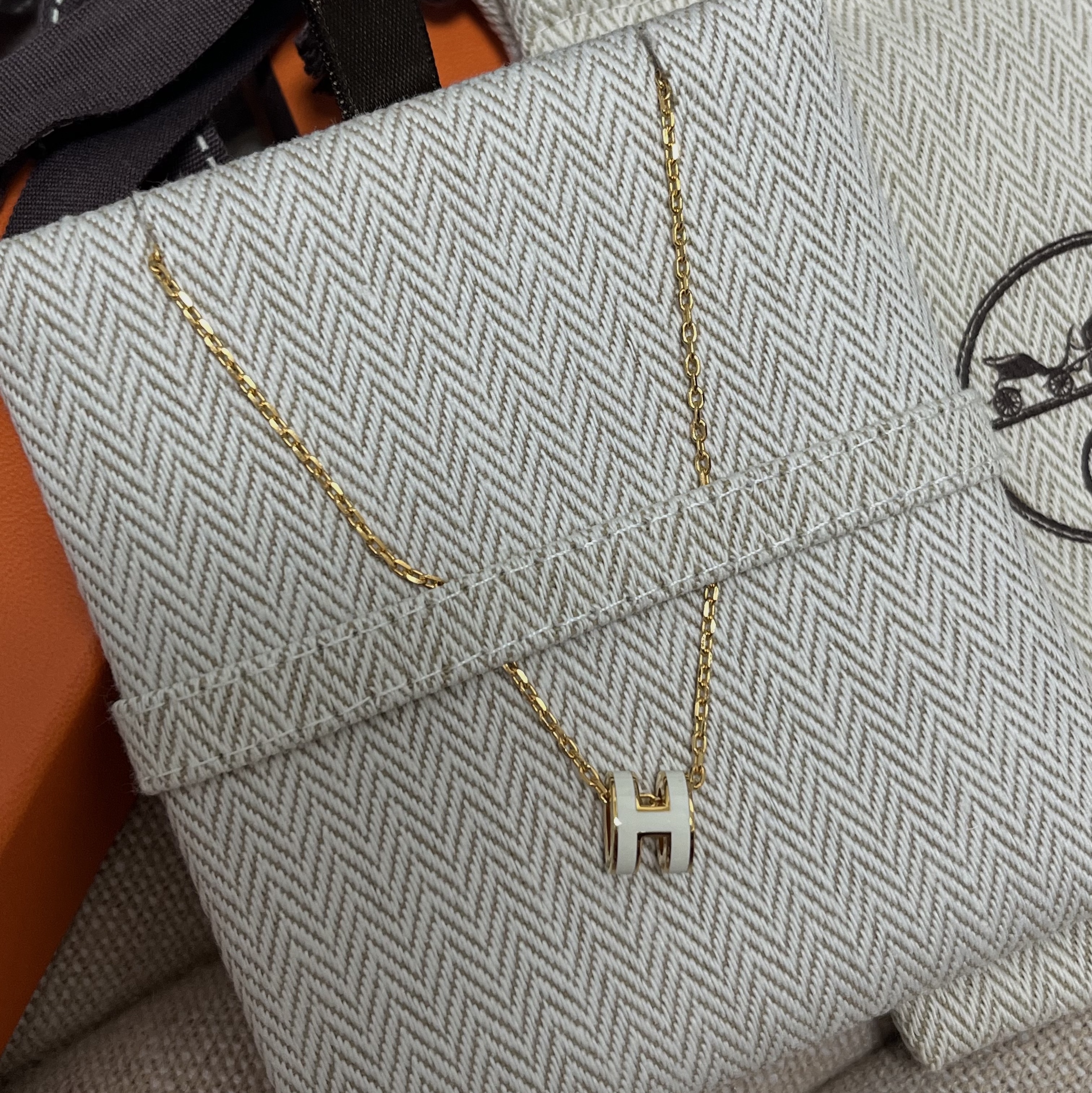 (W) Hermes Mini Pop H Pendant Gold & Blanc 착용 스타일