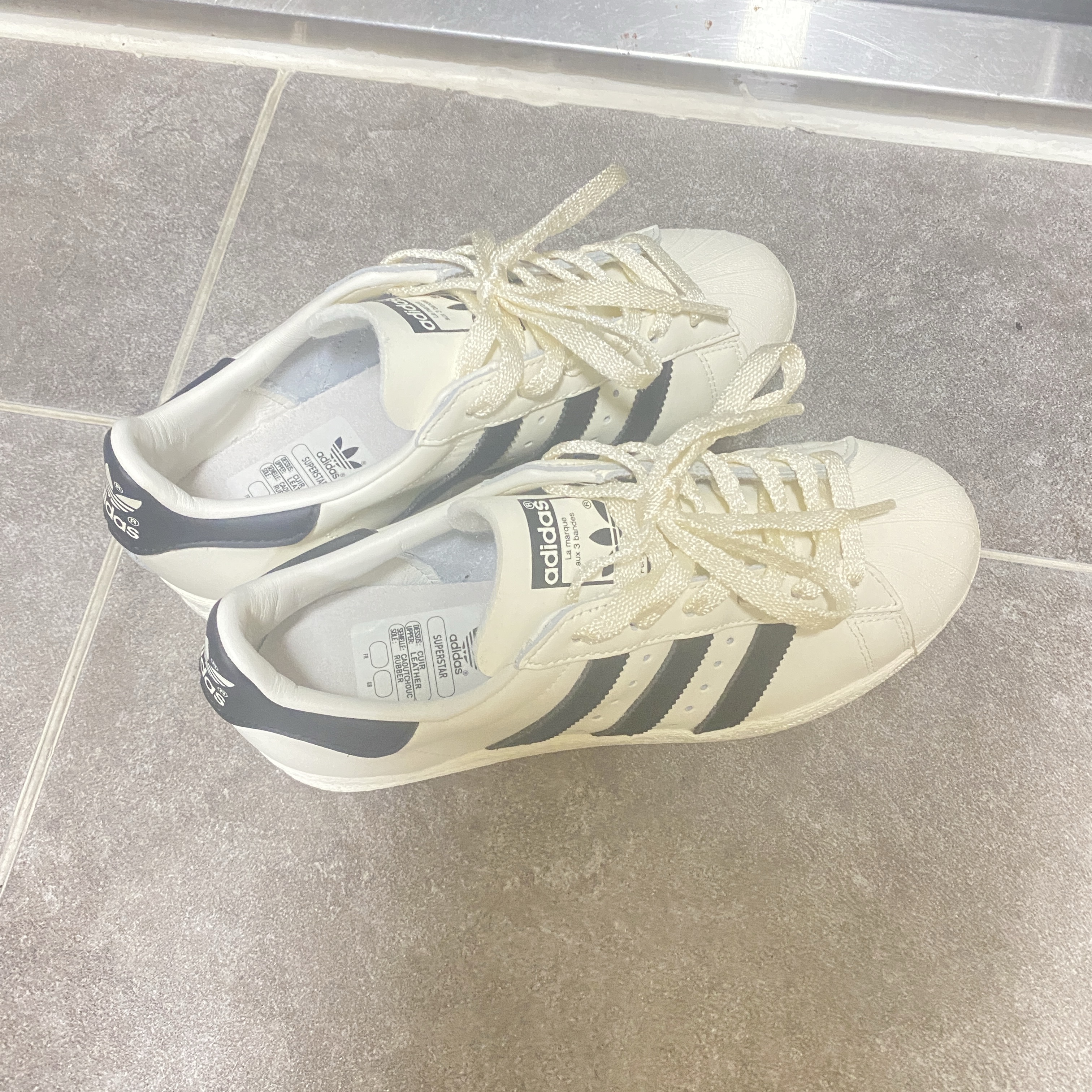 Adidas Superstar 82 Off White Core Black 착용 스타일