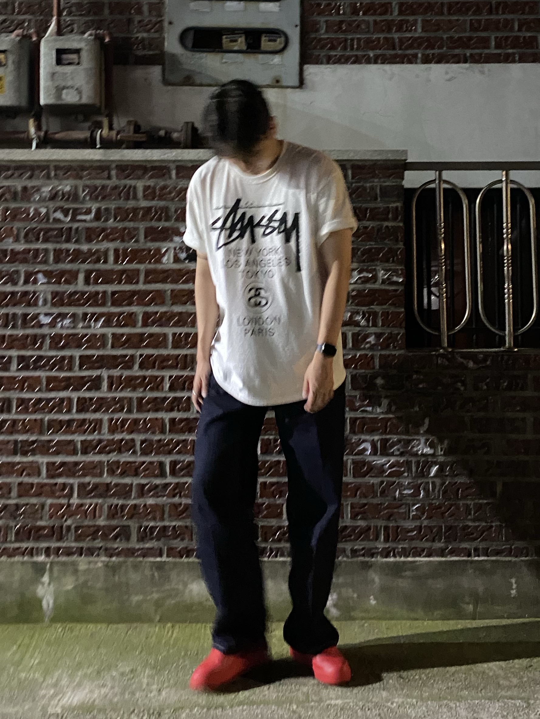 Nike Air Force 1 '07 LV8 Low 1 Triple Red, Stussy World Tour T-Shirt White 착용 스타일 - 2