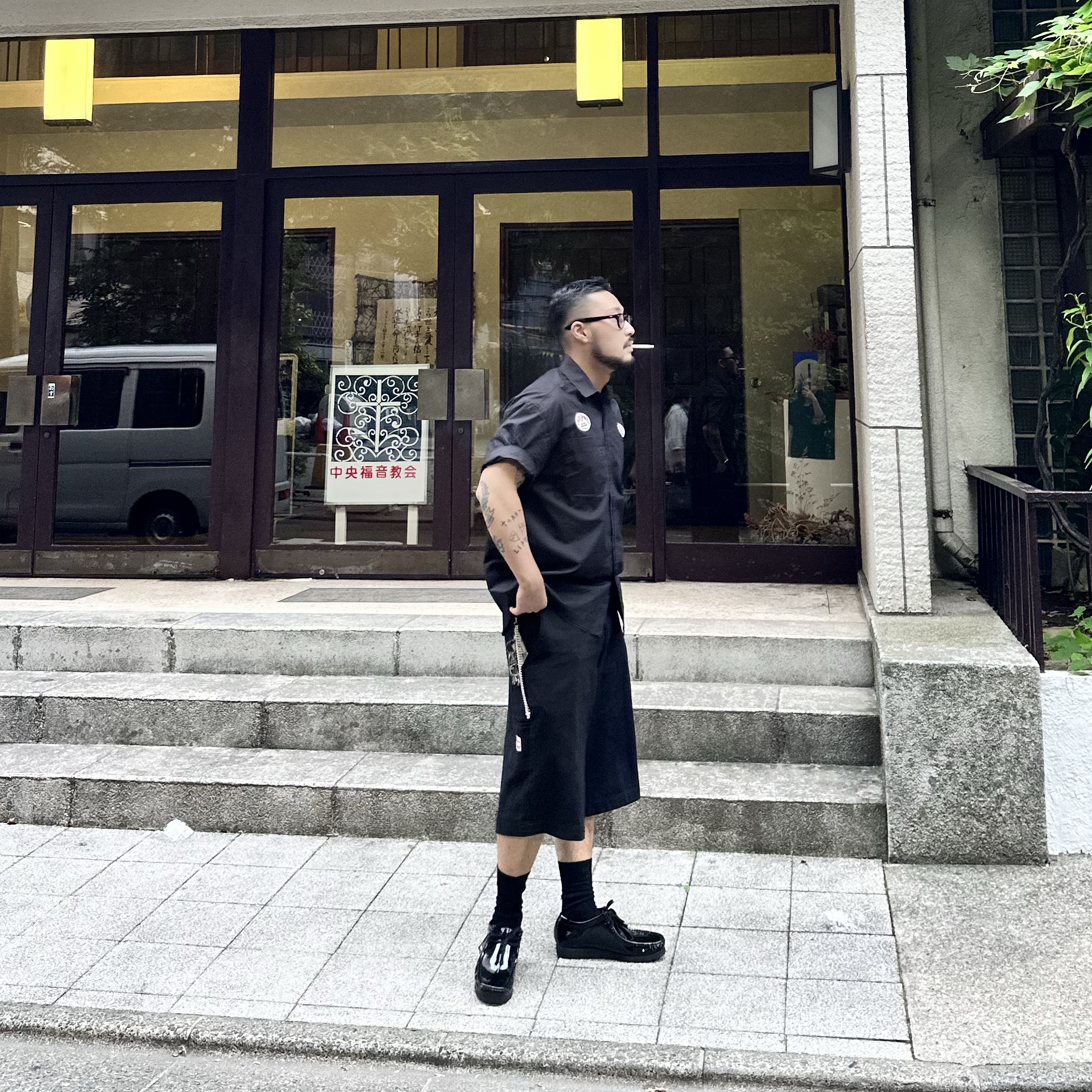 Clarks x Supreme Patent Leather Wallabee Black 착용 스타일 - 4