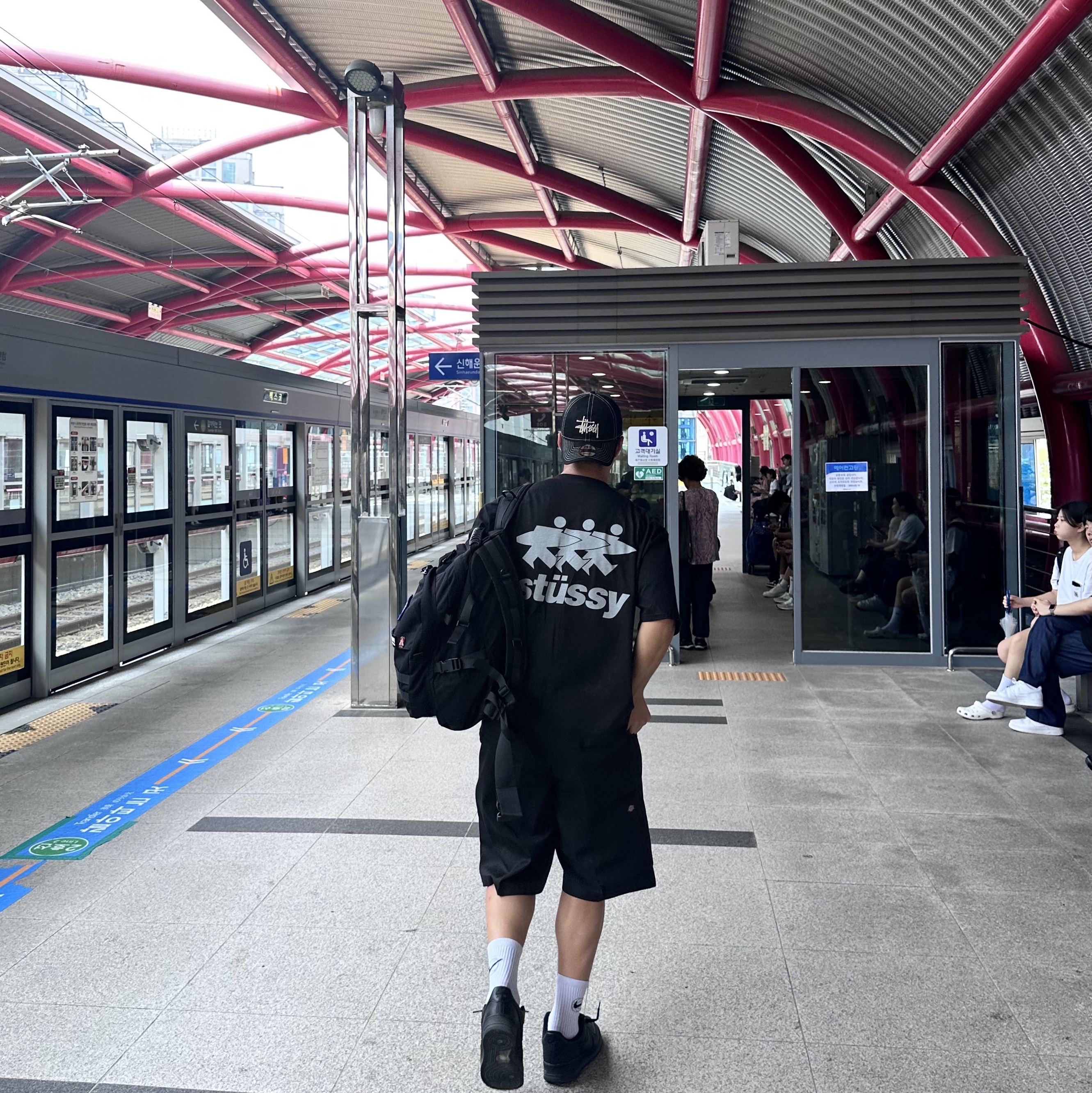Stussy Surfwalk Pigment Dyed T-Shirt Black 착용 스타일