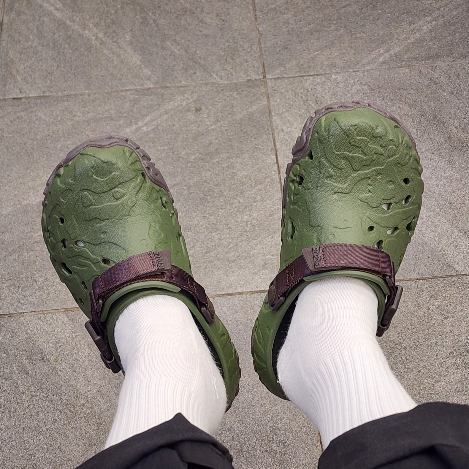 Crocs All Terrain Atlas Army Green Espresso 착용 스타일