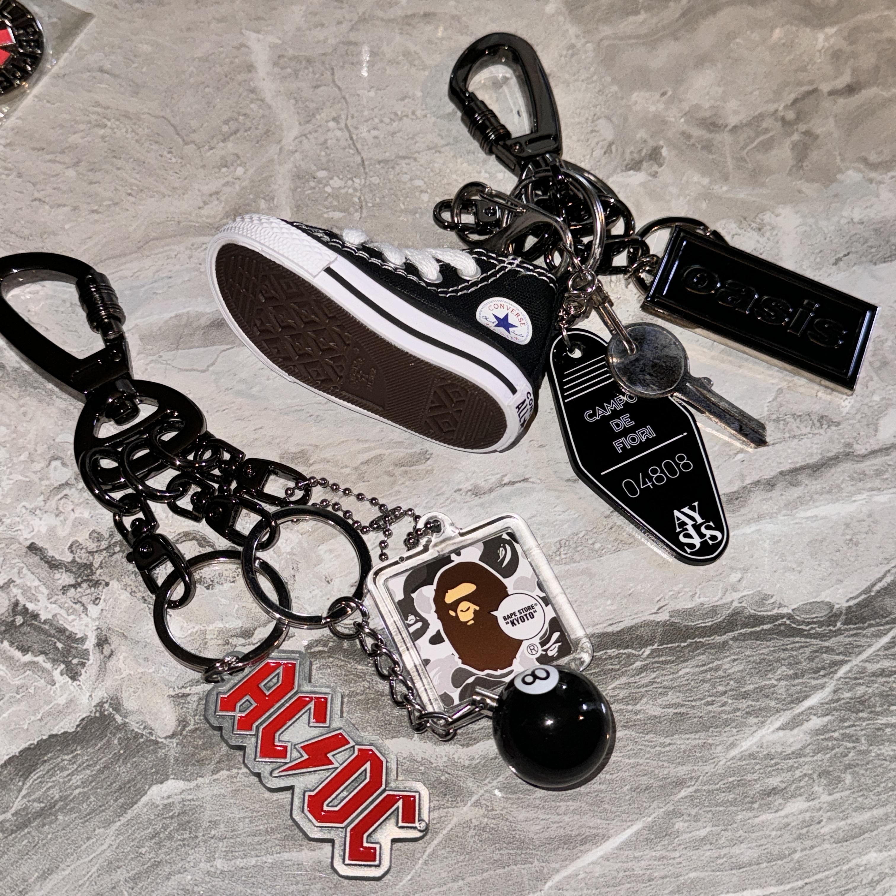 Stussy 8 Ball Keychain Black 착용 스타일