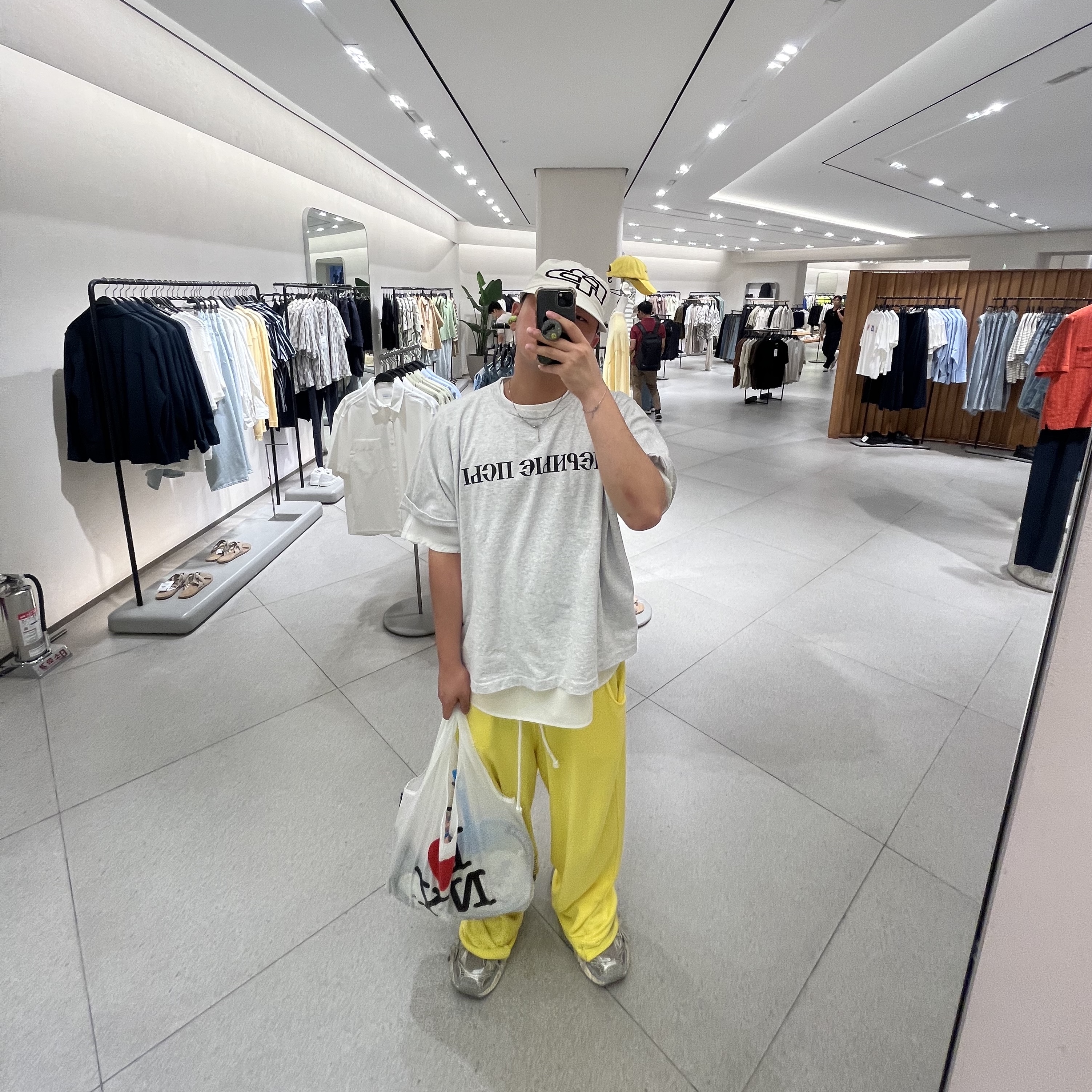 Yeezy x Gosha Rubchinskiy YZY Black Dogs T-Shirt Heather Grey, Balenciaga 3XL Sneakers Light Beige 착용 스타일