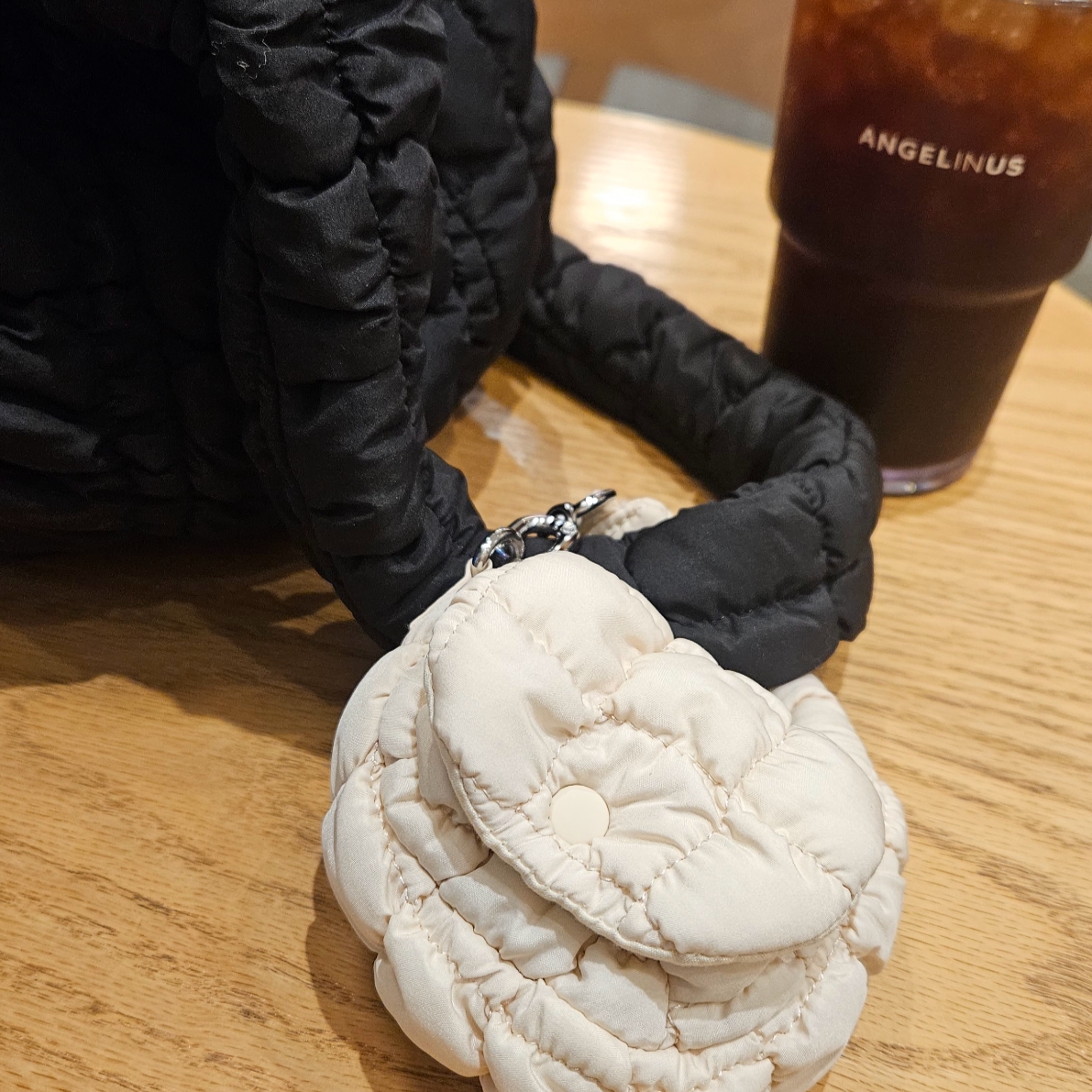COS Quilted Messenger Bag Black, COS Quilted Nano Bag Beige 착용 스타일 - 4