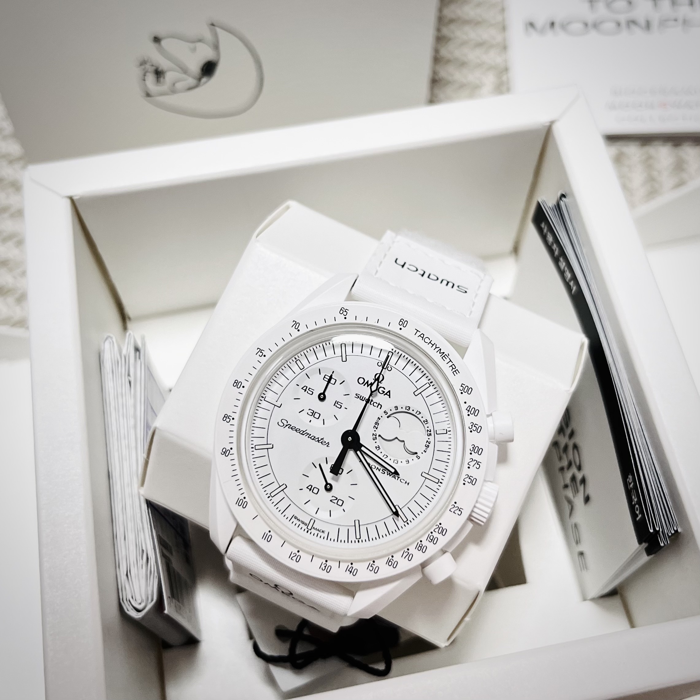 Swatch x Omega x Snoopy Bioceramic Moonswatch Mission To The Moonphase Full Moon 착용 스타일