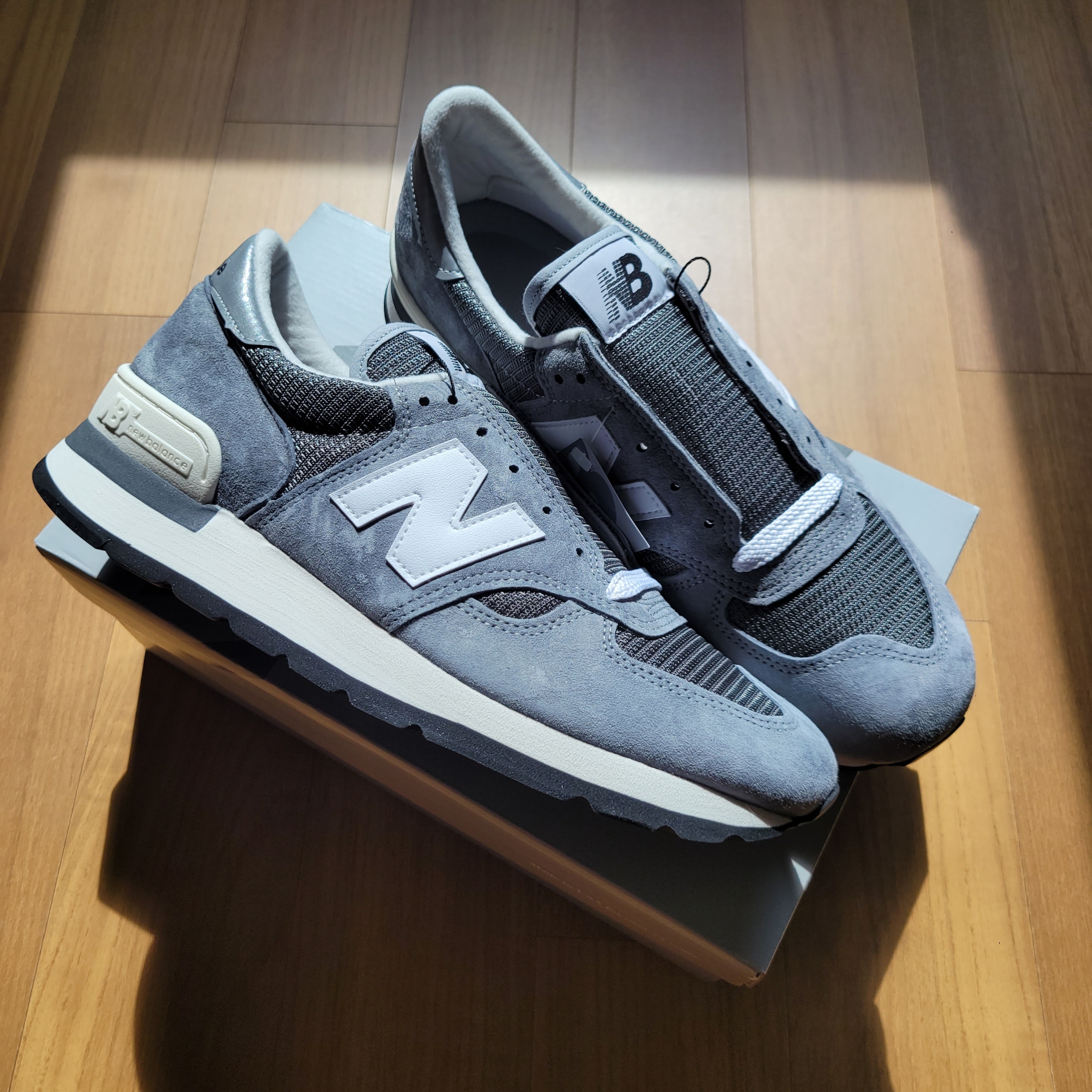 New Balance 990v1 Made in USA Grey White 착용 스타일 - 1