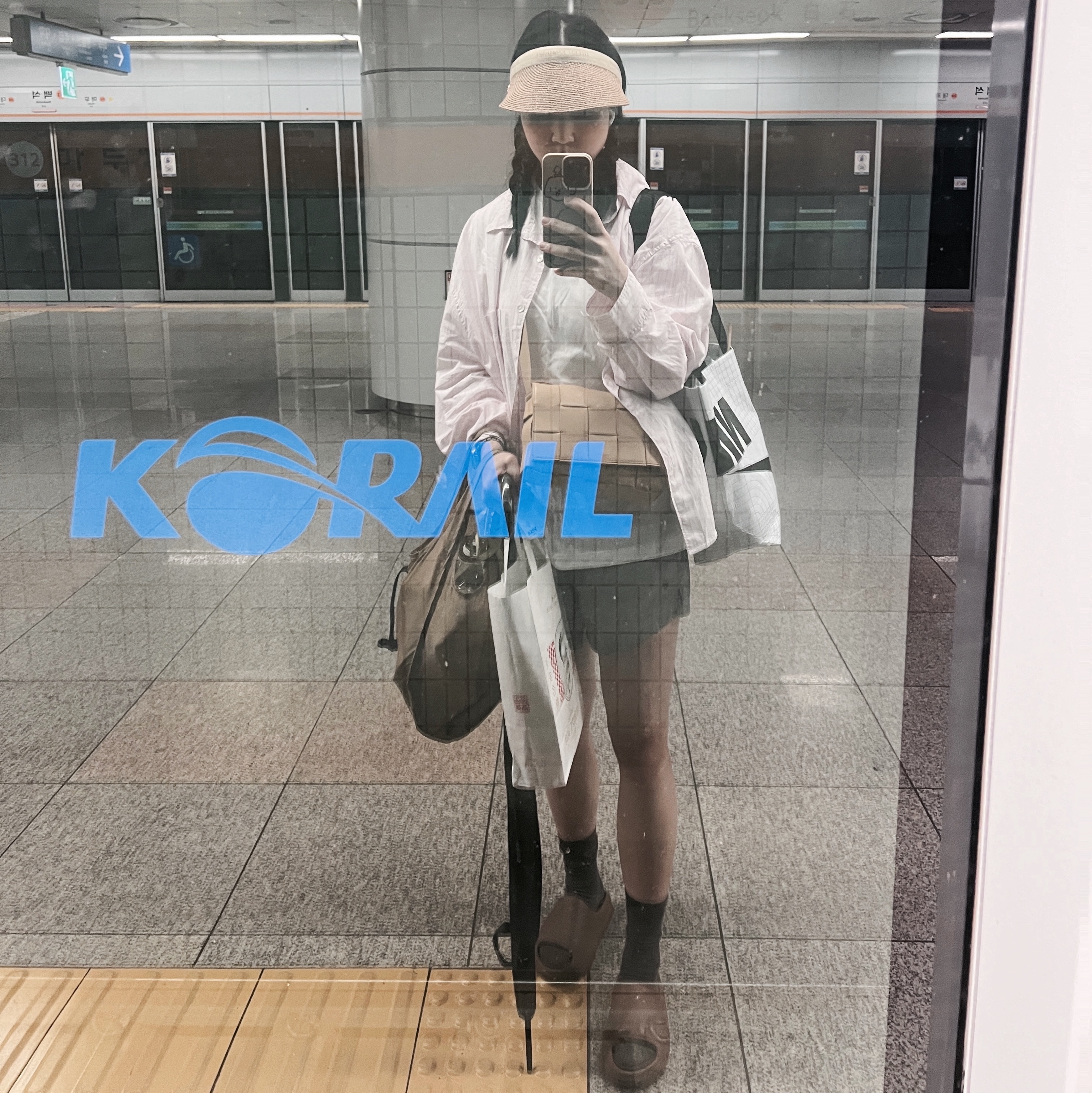 Adidas Yeezy Slide Flax, IAB Studio Woven Shorts Gray - 23FW 착용 스타일