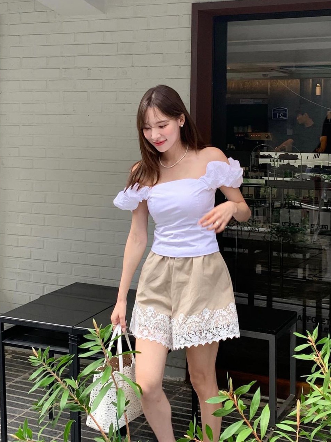 NIIER NOR Ribbed Off Shoulder Cardigan Bone, Porta Sparkle Shirring Off-Shoulder Top Black 착용 스타일 - 2