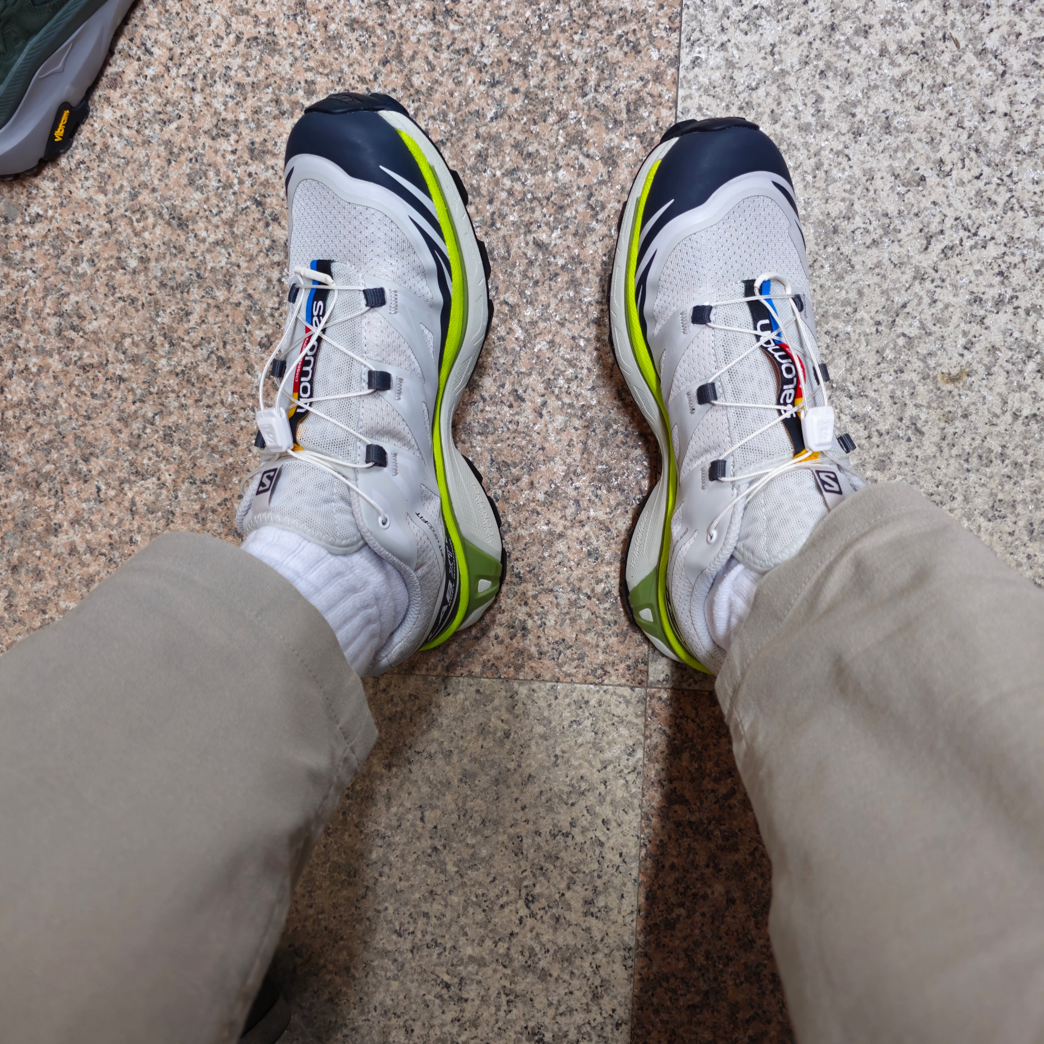 Salomon XT-6 Lunar Rock Magnet 착용 스타일 - 2